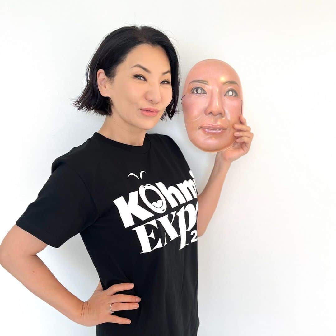 広瀬香美のインスタグラム：「6月19日（月） 20:00 ✨🌐Kohmi EXPO🌐✨ グッズ販売開始 👕🪄🎭  いよいよ明日19日20:00に、Kohmi EXPOのグッズがオンラインストアで開始します。 前回大人気だったコウミ仮面、また作ってみました！ 🎭 皆で怪しく、妖艶に、盛り上がりましょう〜 ✨😝  #コウミ仮面 #KohmiEXPO」