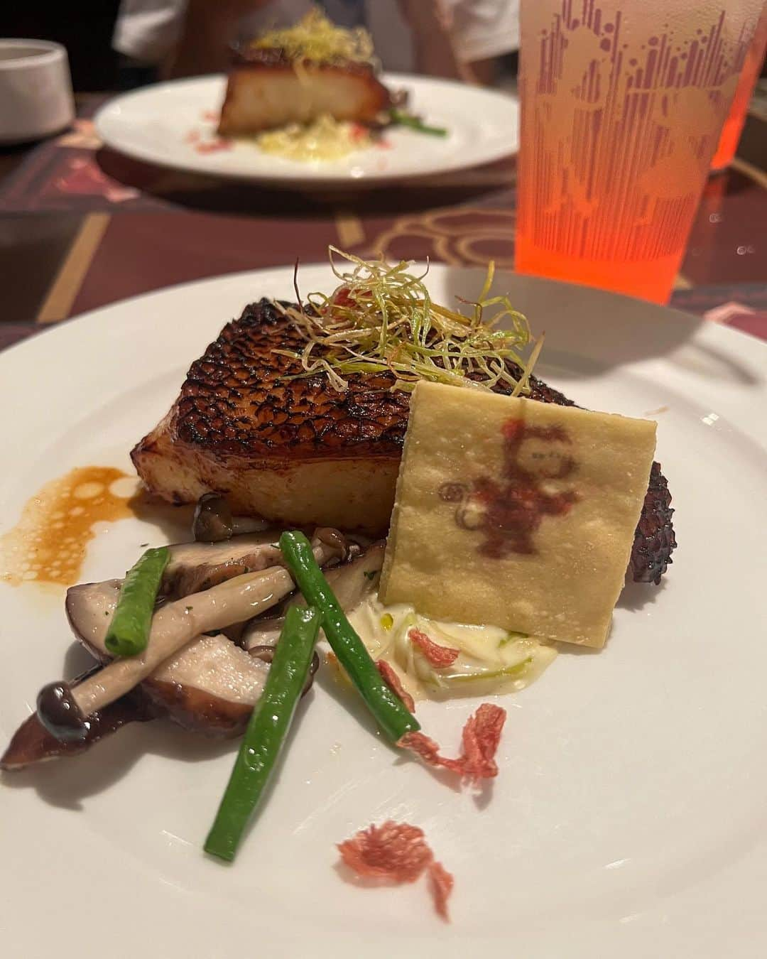 三好ユウさんのインスタグラム写真 - (三好ユウInstagram)「可愛くて美味しいご飯🍴 There is the restaurant which is pretty in Disney resort, and is good. ⁡ ▶︎1枚目はディズニーホテル内の「クリスタル・ロータス」🍴キャラクター飲茶が大人気です😊香港ぽさも🇭🇰 ⁡ パークからホテルに一旦移動してのランチ。 汗だくでグッタリした空腹の身体に 癒しを齎してくれました〜😻 ⁡ ▶︎3枚目以降はパーク内の 「エクスプローラーズ　クラブレストラン」🍴 ⁡ セミビュッフェスタイルのレストラン。 食事がきちんと美味しい😋 スイーツは見た目重視かな。 こちらのdinnerチケットには夜の プロジェクションマッピングショーの 特別席入場券付きでした✨  ⁡  ⁡  #香港ディズニーランドホテル#香港ディズニーランド#香港旅行 #ディズニーフード #ディズニー飲茶 #女子旅#海外旅行#旅行好きな人と繋がりたい#hongkongtrip #travelaboard #overseatrip#tripgram#disneylandhongkong#hongkongdisneylandresort #旅游#여행스냅」6月18日 19時00分 - yuu_5240