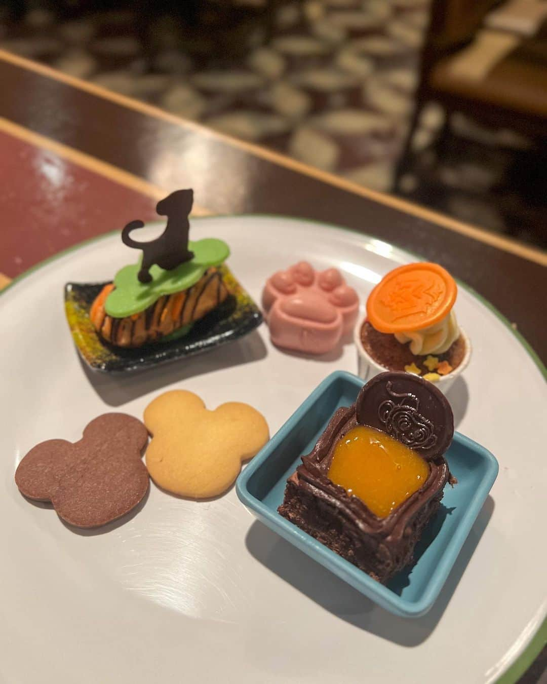 三好ユウさんのインスタグラム写真 - (三好ユウInstagram)「可愛くて美味しいご飯🍴 There is the restaurant which is pretty in Disney resort, and is good. ⁡ ▶︎1枚目はディズニーホテル内の「クリスタル・ロータス」🍴キャラクター飲茶が大人気です😊香港ぽさも🇭🇰 ⁡ パークからホテルに一旦移動してのランチ。 汗だくでグッタリした空腹の身体に 癒しを齎してくれました〜😻 ⁡ ▶︎3枚目以降はパーク内の 「エクスプローラーズ　クラブレストラン」🍴 ⁡ セミビュッフェスタイルのレストラン。 食事がきちんと美味しい😋 スイーツは見た目重視かな。 こちらのdinnerチケットには夜の プロジェクションマッピングショーの 特別席入場券付きでした✨  ⁡  ⁡  #香港ディズニーランドホテル#香港ディズニーランド#香港旅行 #ディズニーフード #ディズニー飲茶 #女子旅#海外旅行#旅行好きな人と繋がりたい#hongkongtrip #travelaboard #overseatrip#tripgram#disneylandhongkong#hongkongdisneylandresort #旅游#여행스냅」6月18日 19時00分 - yuu_5240