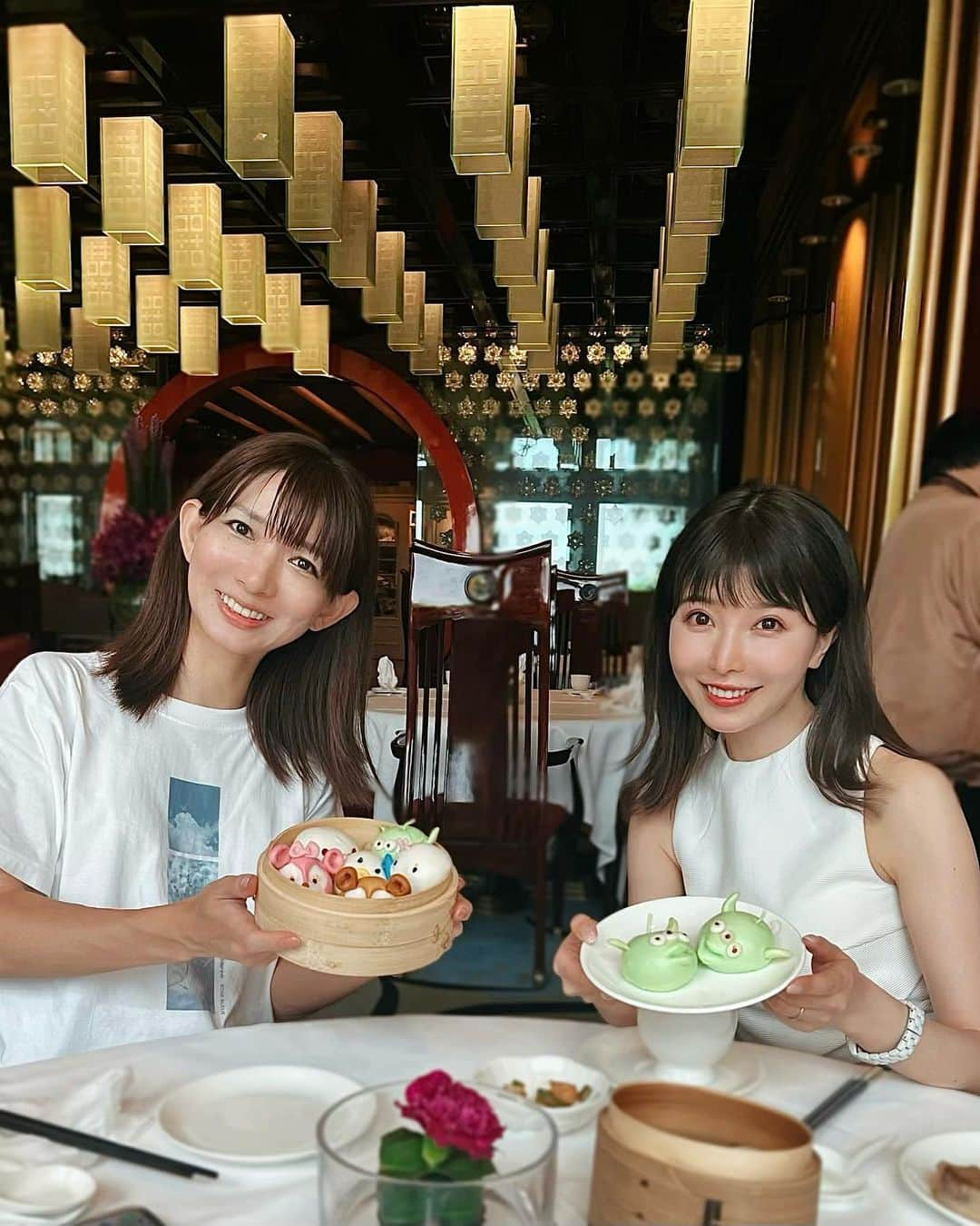 三好ユウさんのインスタグラム写真 - (三好ユウInstagram)「可愛くて美味しいご飯🍴 There is the restaurant which is pretty in Disney resort, and is good. ⁡ ▶︎1枚目はディズニーホテル内の「クリスタル・ロータス」🍴キャラクター飲茶が大人気です😊香港ぽさも🇭🇰 ⁡ パークからホテルに一旦移動してのランチ。 汗だくでグッタリした空腹の身体に 癒しを齎してくれました〜😻 ⁡ ▶︎3枚目以降はパーク内の 「エクスプローラーズ　クラブレストラン」🍴 ⁡ セミビュッフェスタイルのレストラン。 食事がきちんと美味しい😋 スイーツは見た目重視かな。 こちらのdinnerチケットには夜の プロジェクションマッピングショーの 特別席入場券付きでした✨  ⁡  ⁡  #香港ディズニーランドホテル#香港ディズニーランド#香港旅行 #ディズニーフード #ディズニー飲茶 #女子旅#海外旅行#旅行好きな人と繋がりたい#hongkongtrip #travelaboard #overseatrip#tripgram#disneylandhongkong#hongkongdisneylandresort #旅游#여행스냅」6月18日 19時00分 - yuu_5240