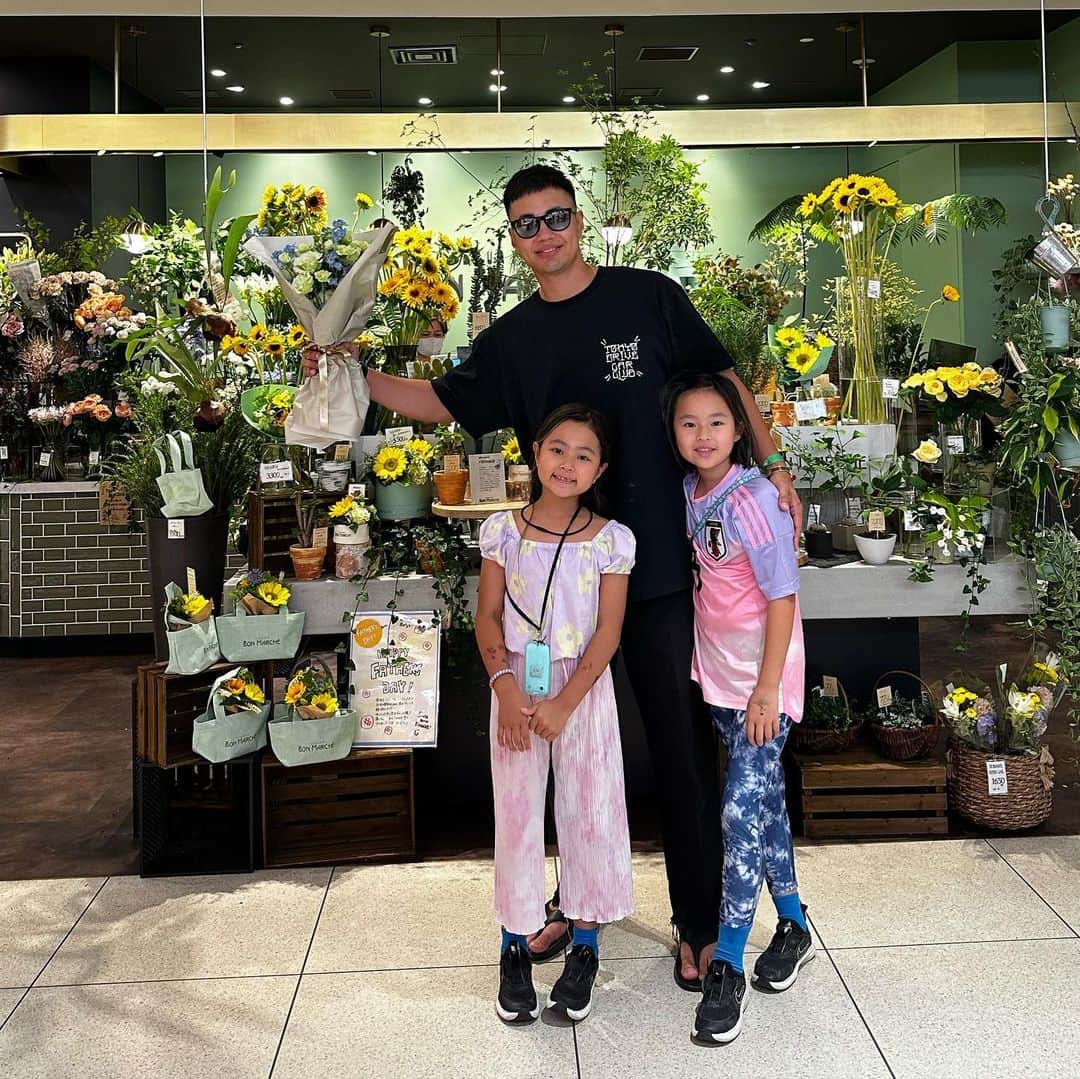 ユージさんのインスタグラム写真 - (ユージInstagram)「父の日に家族からお花をプレゼントしてもらいました💐✨一緒に買いに行ってお会計は自分で払うスタイルだったけど、選んでもらえただけで嬉しいよwいつもありがと😊 Happy Father’s Day💐」6月18日 18時03分 - yujigordon