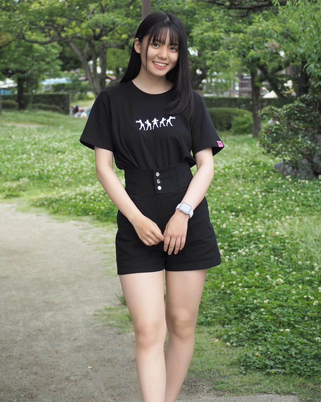 松島かのんさんのインスタグラム写真 - (松島かのんInstagram)「モーニング娘｡'23×GU コラボTシャツ🖤ᴳᴱᵀしました🫶💕 リア友ほまちゃんの着用アイテムなので即ᴳᴱᵀ🫧 Tシャツ可愛すぎる～💖 ②枚目の後ろ好き𓂃☆🩵  #松島かのん #フィット所属 #制コレ22 #準グランプリ #カメラ女子 #モーニング娘 #gu #コラボtシャツ #黒髪 #セミロング #jk #ljk #17歳 #06 #follow #followme」6月18日 18時03分 - kanon401_official