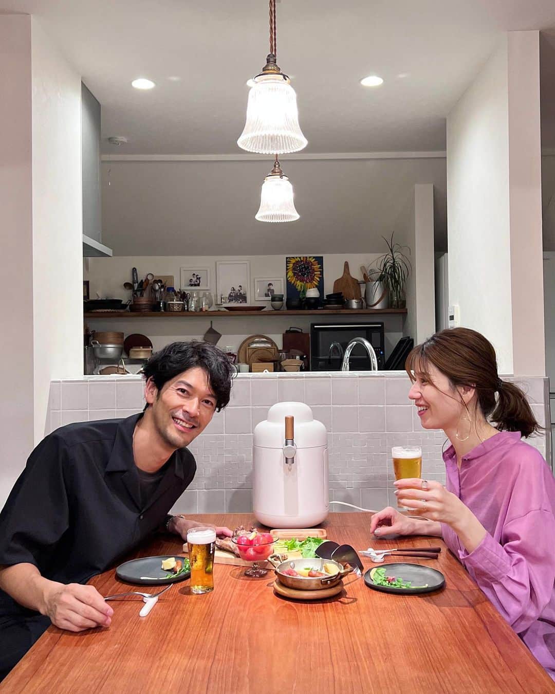 久保田裕之のインスタグラム：「6月18日は父の日👨🏻‍🦱 日頃のお疲れさまの気持ちを込めて…ということでホームタップと食事を用意してくれた！ 子供が寝たあとにゆっくり晩酌が出来き、夫婦の時間がより一層豊かになる✨ なんとも至福の時間😊  『キリン ホームタップ』はつくりたてのビールのおいしさが自宅に届く！ ビールサーバーにセットして注ぐことで、本格的な生ビール体験が自宅で愉しめます✨ ホームタップはナチュラルなデザインで家具たちにも馴染みやすい😊  #PR#父の日#ビールサーバーがある夏#ホームビアガーデン#キリンホームタップ#夢の1ヶ月お試しプラン #期間限定#の#ビール#3から4種類#選べる」