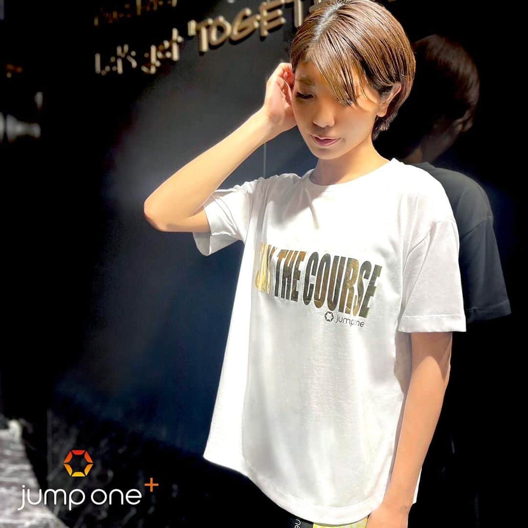 jump one（ジャンプワン）さんのインスタグラム写真 - (jump one（ジャンプワン）Instagram)「【 jump one+ Apparel –Tシャツ– 】 . 6/17(Sat)に発売となった商品の着用イメージはこちら！ . 胸元のメタリックロゴがポイントのルーズフィットTシャツ。 ロゴ部分は特殊で繊細な方法でプリントしています。 着用やお洗濯を繰り返すことで、徐々にロゴの箔にヒビが入ったり擦れてくるので、ヴィンテージTシャツのような風合いの変化を楽しんでいただけます♪ . カラーは、ブラックとホワイトの2色展開。 . コットン＋ポリエステルで、通気性・吸水性ともに優れた素材。 汗をしっかり吸収し、素早く発散してくれます👌 繊維が丈夫で型崩れしにくく、シワになりにくいのが特徴。 . ぜひ、店頭でチェックしてみてください！ . . 【NEW】メタリックロゴTシャツ 取扱店舗: 全店 PRICE: ¥8,690(incl. tax) SIZE: 46 / 48 COLOR: ブラック / ホワイト . ※サイズに関してはこちらをご覧ください。 URL: https://www.jumpone.jp/size-guide/ . ※店舗以外でのご購入を希望される方は、こちらよりお気軽にお問合せください。 URL: https://www.jumpone.jp/contact/ . . Model: インストラクター Keina (TAMC) . . #jumpone #ジャンプワン #フィットネス #トランポリン #暗闇フィットネス #女性専用ジム #ダイエット #体幹トレーニング #お腹痩せ #脚瘦せ #ストレス解消 #トランポリンフィットネス #楽しくダイエット #新商品発売 #新商品情報 #メタリック #ルーズフィット #loosefit」6月18日 18時07分 - jumpone_official