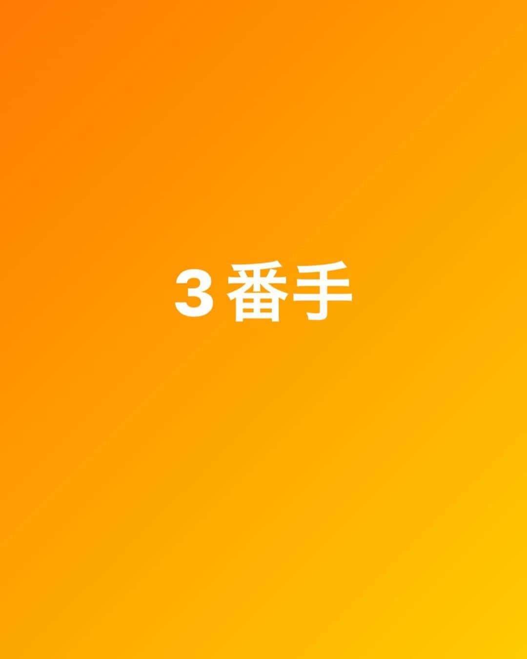 nozomiorideさんのインスタグラム写真 - (nozomiorideInstagram)「どんな反応するか 昨日、試してみました  本当に初対面なんですけど 私を通して、ニオイや気配は2ヶ月かけて伝わっています  かぐやくんの部屋に、移動して遊ばせてあげたいんだけど かぐやくんのストレスも考えないとね  かぐちゃん、今日は近づきたくないそうです😅😂 ちびっ子はちょっと慣れてきたかな 変化はこれからですねー  ※ちなみに、うちの子は攻撃しないとわかってるから 対面させてますが 強い衝突があると、その後の関係性が微妙になるので 通常はケージ・柵越しがいいですよ😉  【るり&あくあの家族募集】  生後2ヶ月の女の子♀  ウィルス検査：陰性  ワクチン(1回目)済み  検便🆗(虫下しは近日やります)  子猫ですので特に  食事は1日3回(朝・昼・夕) 体調不良や急変時、すぐに病院に対応できることと  お留守時間の少ないお宅  が前提に、譲渡条件ございますので DMにてお問い合わせ下さいますよう宜しくお願いいたします🙇🏻‍♀️😌  #ミルクボランティア #保護猫 #グレシロ #白猫 #乳飲み子 #子猫   #里親募集  #里親募集中  #里親募集猫  #里親募集_愛知」6月18日 18時08分 - nozomioride