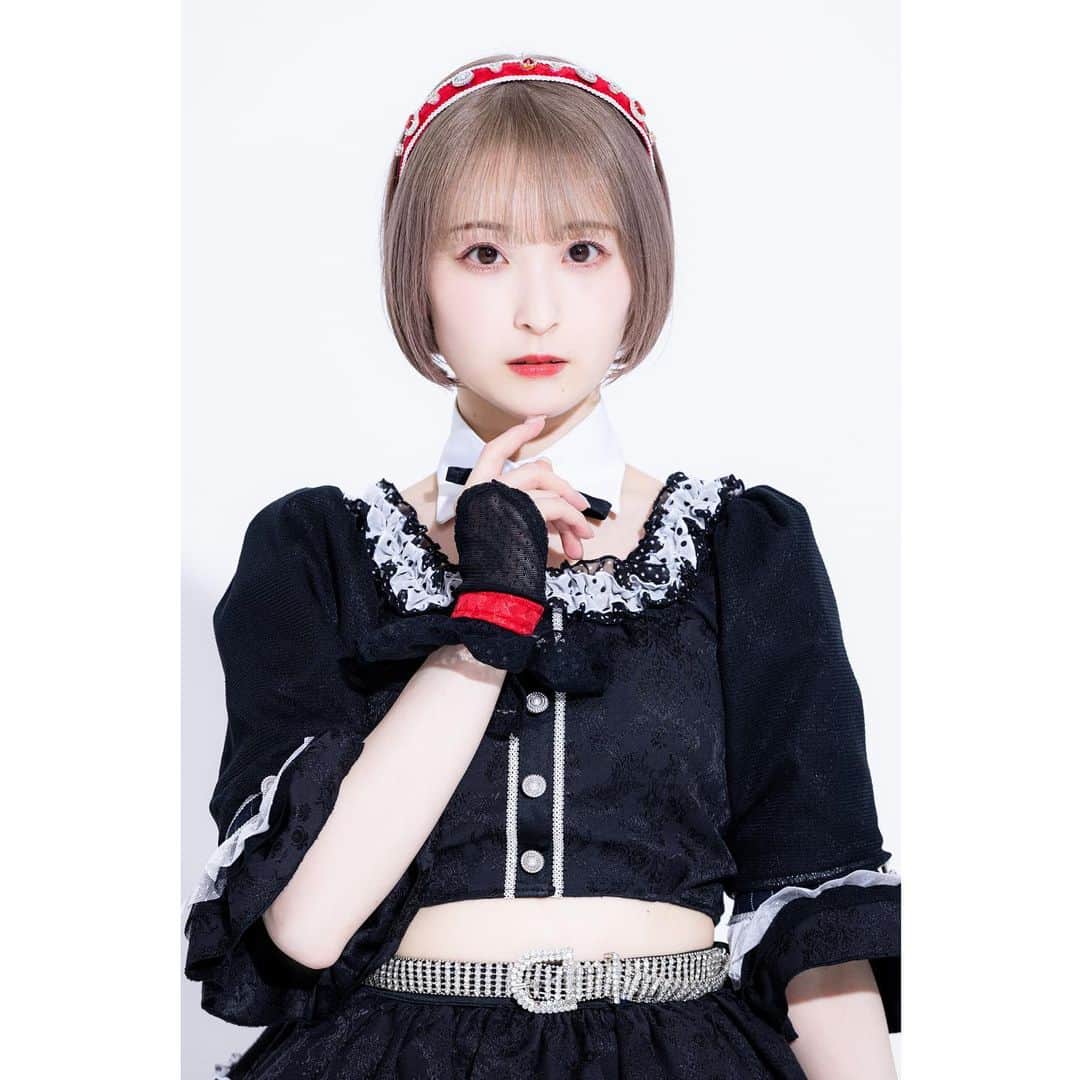 白井真緒のインスタグラム：「【新ビジュアル解禁】 ⁡ ⁡ ⁡ ついに解禁されました！！ 昨日のワンマンで新衣装がお披露目だったんですが 今日からアー写も新しくなりました〜🖤❤️ ⁡ どーかなどーかな モノトーンの衣装にヘアアクセとグローブに担当カラーが入ってます！ ⁡ ⁡ #虹色の飛行少女 #アイドル #idol」