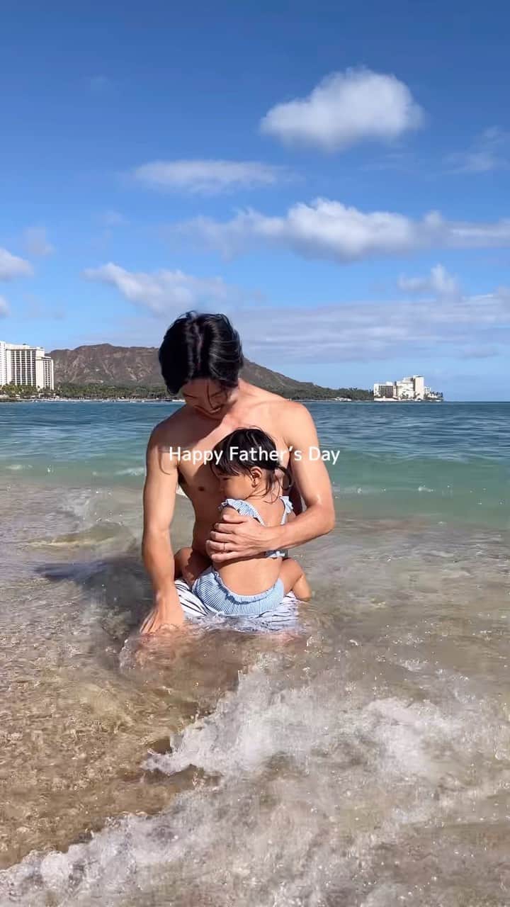 のインスタグラム：「Happy Father’s Day👨🏻🩵 いつも家族のためにありがとう🙏 毎日大事に過ごして、こうやってすずちゃんにたくさんのパパとの思い出と記録を残してあげたい👧🏽 Focus on the here and now🫶  そしてじぃじもなかなか困った娘だと思うけど、ずっとありがとう☺️🙏  #1歳女の子#1歳7ヶ月#父の日#子育て#育児記録#海外移住#フィリピン移住#ハワイ旅行#子連れハワイ#海外子育て#海外で子育て#19months#fathersday」