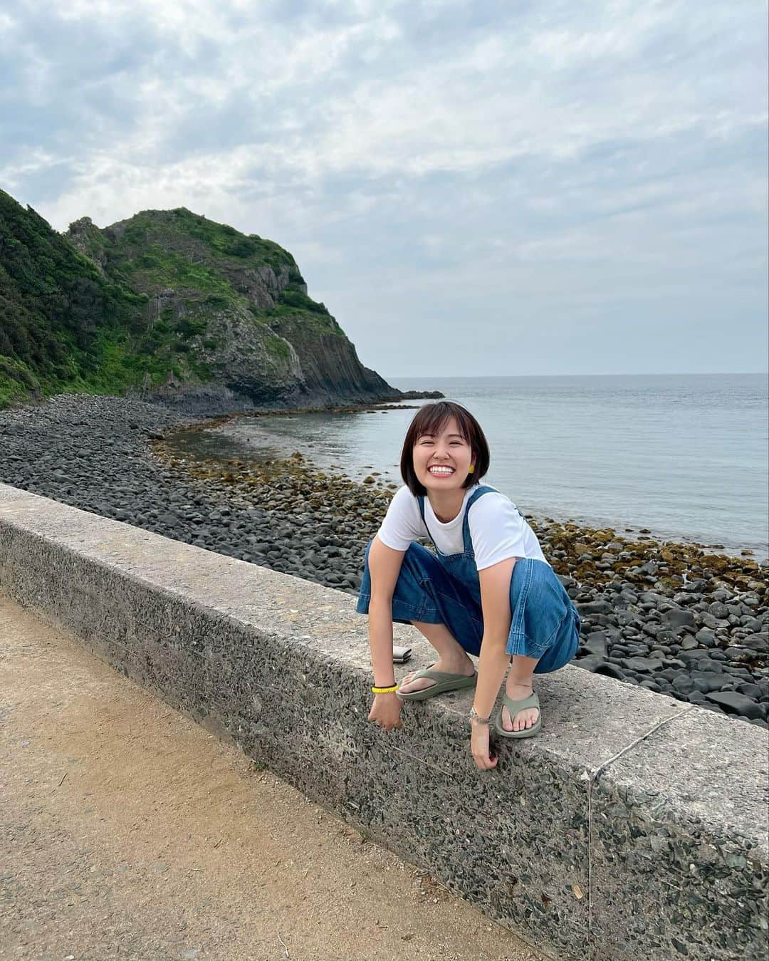 のインスタグラム：「・  久しぶりに1日休みで糸島満喫してきました😍  ・  海鮮丼食べて、プリン食べて、コーヒー飲んで。  ・  海に足だけつけて、トトロの森でメイちゃんのモノマネ動画撮って(ストーリーにアップするね)、NewZealandから帰ってきたけんお土産話たくさん聞いて爆笑しました🤣⭐️  その子は本当に5歳の時、ママさんバレーでついていっとった体育館で遊んどる時から面白かったw  ・  海外に留学して本当に自分のやりたい事がある人、それをやり続ける事が出来とる人、それを無理だと言う人、その意見に左右されてしまう人、色々な価値観？みたいな話が出来て楽しかった😌  ・  とにかく無事に帰ってきてくれて、幸せで、自信がついて、車で英語で話し出来て本当に楽しかった🤣✨  ・  笑い疲れてしまった🤣」