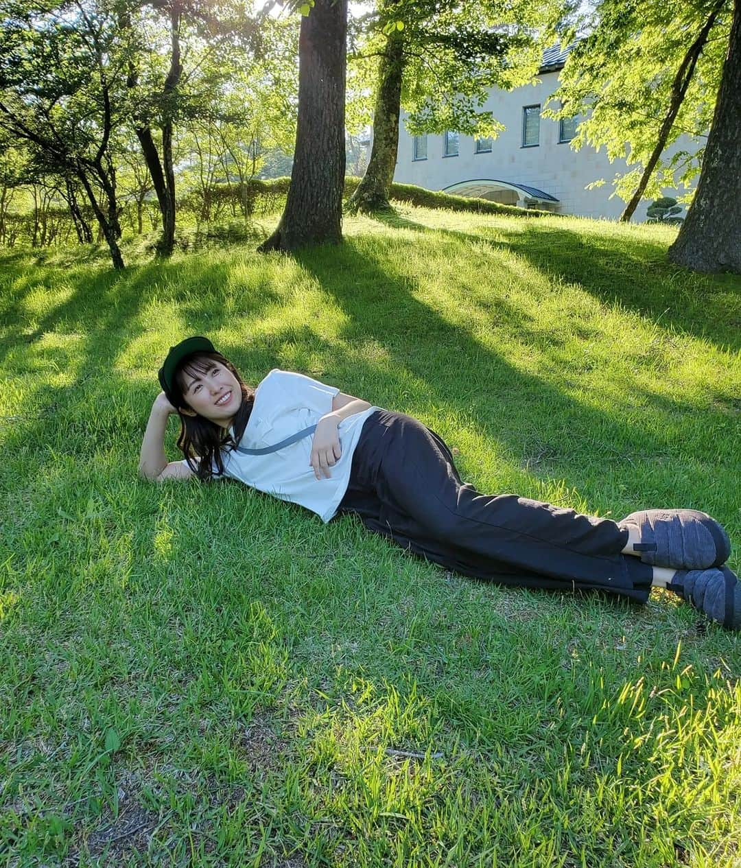 小谷津友里さんのインスタグラム写真 - (小谷津友里Instagram)「山中湖キャンプ⛺🌳 暑くなってきてからのキャンプは初めて！ 最高気温27度くらいあったはずだけど、 キャンプ場が林間だったから、結構涼しかった😊 木漏れ日が綺麗ですごーく癒された！  虫が本当に沢山いて 見たことない大きなサイズの蟻とか ホタルがテーブルの上を散歩してたりとか...笑🐜 慣れてきてなんとも思わなくなってきた🤣 キャンプの力　笑  焼きマシュマロと トマトキムチサムギョプサル最高😋🍅  #キャンプ #キャンプ飯 #キャンプ場 #山中湖 #山中湖キャンプ #山中湖キャンプ場 #林間キャンプ #camp #camping #山梨県 #山梨旅 #travel #大自然 #キャンプコーデ 7 #サムギョプサル #トマトキムチ #目玉焼き#ベーコン #キャンプギア #焼きマシュマロ #スモア #国内旅行」6月18日 18時13分 - yurikoyatsu