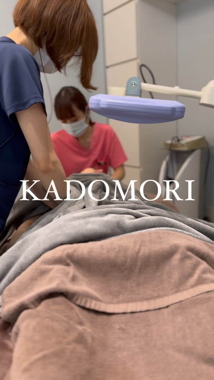 角森脩平のインスタグラム：「ドクターの疲れを取ってオペのパフォーマンスが上がるようにサポート🤗 #KADOMORI#腸もみ#カドモリ#カドモリ先生 #頭蓋骨矯正#小顔矯正#デトックスフット #日本の技術を世界へ#世界のKADOMORI #小顔矯正を広めた人」