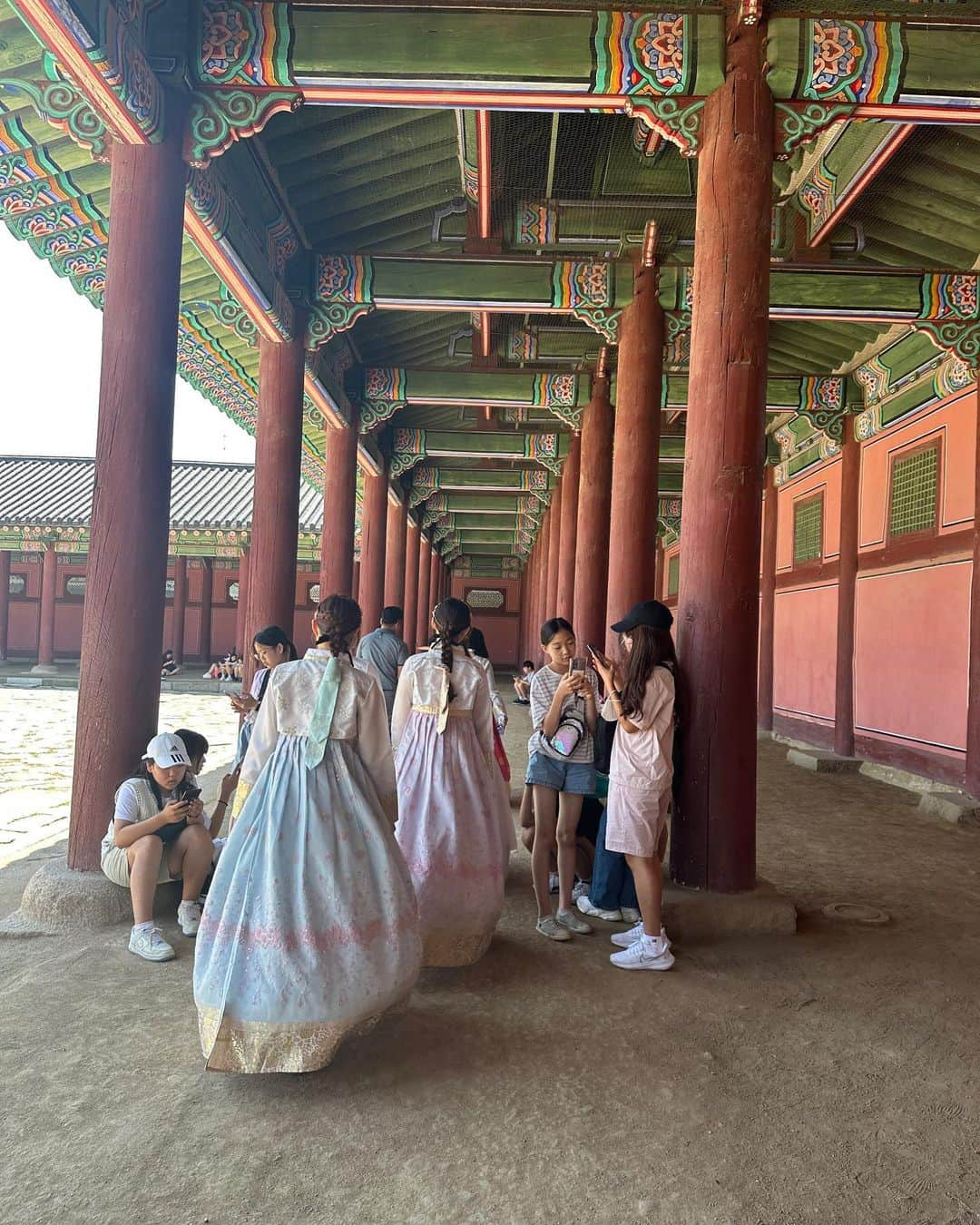 自見彩さんのインスタグラム写真 - (自見彩Instagram)「한국🇰🇷♡ 初めての一人旅~  不思議とはじめから不安もなく 何とかなりそうな気しかしなくて 沢山歩いていっぱい幸せ吸い込んできた~  歴史ある建物も再現された建物も家具も綺麗で好みすぎてずっとずっと見てたかったなぁ  目的によってホテルの場所選びって大事なんだろうなぁとか意外と荷物少なくても行けちゃうなとか(お洋服は着回しと現地調達にした)、初めての事ばかりだったけど色々知れて楽しかった~  またすぐ行きたいなぁ、 これを機に英語も勉強しようと思いました🫶◎ 優しく接してくれたおかげで初めてのひとり旅を素敵な思い出にしてくれた人がいてくれたことを忘れずに~。今度はちゃんと思ったことを全部伝えられますように~。」6月18日 18時15分 - z_by.saya0018