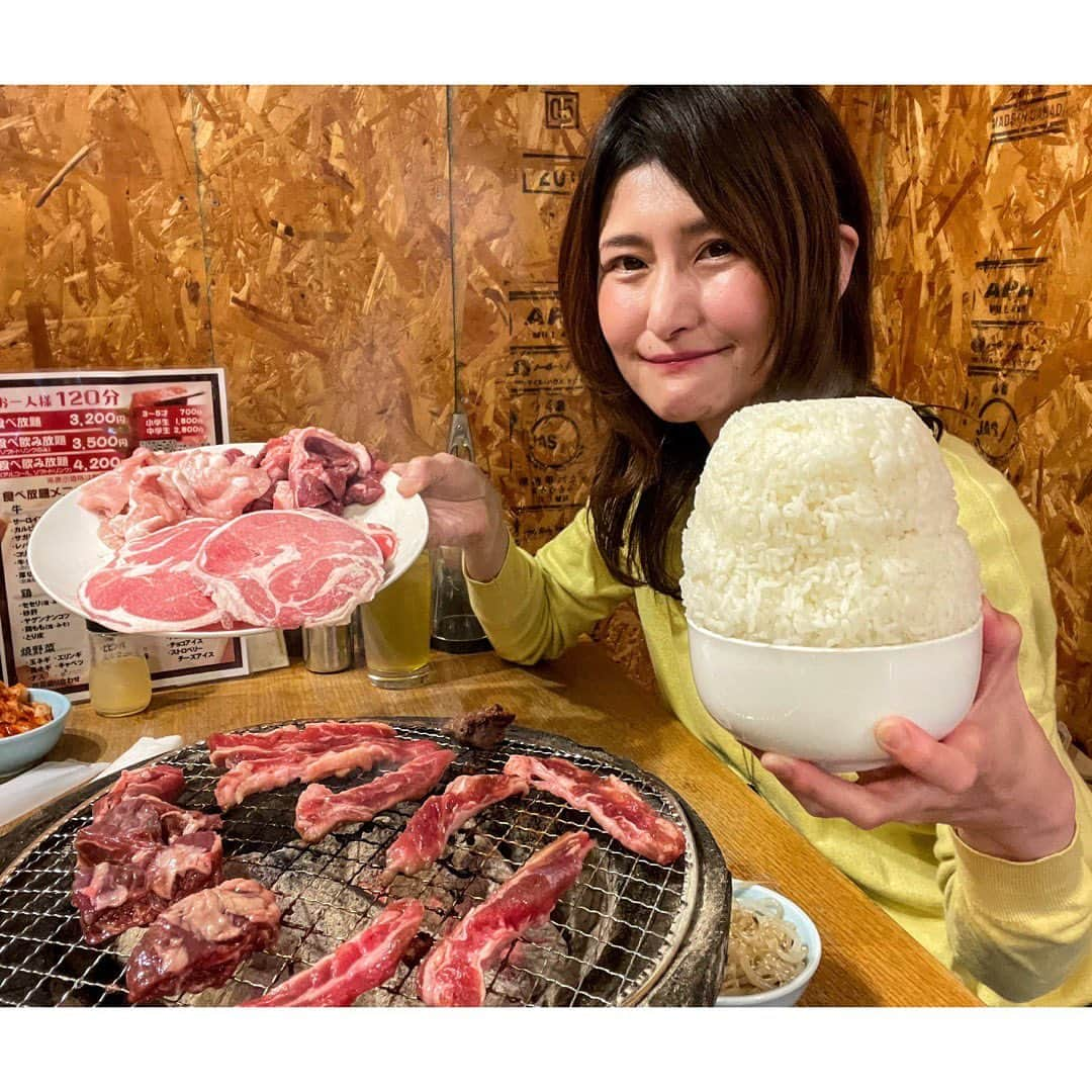 アンジェラ佐藤さんのインスタグラム写真 - (アンジェラ佐藤Instagram)「麻生の焼肉食べ放題「明月苑」  食べ放題マニアの人も太鼓判を押す焼肉店で、お肉の質が高いのにお値段はリーズナブルなのですよ(￣▽￣)ﾆﾔﾘｯ サーロインや厚切り牛タンなど素敵なラインナップ✨ 包み焼きハンバーグや冷麺、チヂミにポテサラなど1品料理も色々あるの嬉しい🍀  人気店なので予約する事をオススメします✋  #麻生グルメ #札幌焼肉食べ放題 #北区グルメ #明月苑 #肉が旨いと米がすすむ君 #たくさん食べさせてくださりありがとうございます #北海道吃到飽 #北海道好吃 #ヒンナヒンナ #ちなみにとてつもなくどうでも良い話だが #私の顔って徳弘正也の漫画に出てくる顔だよなあ  明月苑 011-726-8860 北海道札幌市北区麻生町2丁目4-8 第3山重ビル1F https://tabelog.com/hokkaido/A0101/A010201/1035951/」6月18日 18時16分 - angela_satou