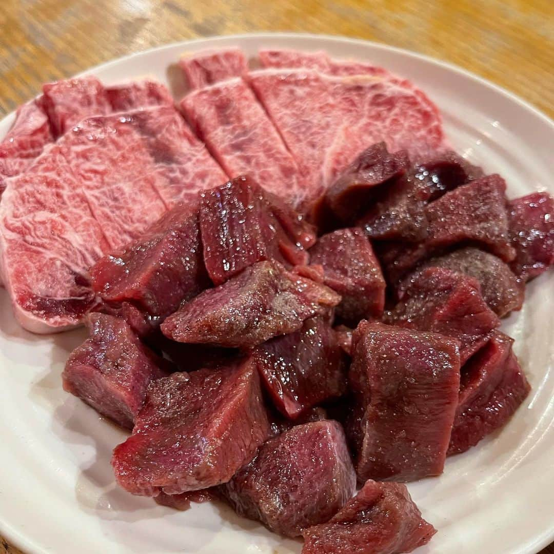 アンジェラ佐藤さんのインスタグラム写真 - (アンジェラ佐藤Instagram)「麻生の焼肉食べ放題「明月苑」  食べ放題マニアの人も太鼓判を押す焼肉店で、お肉の質が高いのにお値段はリーズナブルなのですよ(￣▽￣)ﾆﾔﾘｯ サーロインや厚切り牛タンなど素敵なラインナップ✨ 包み焼きハンバーグや冷麺、チヂミにポテサラなど1品料理も色々あるの嬉しい🍀  人気店なので予約する事をオススメします✋  #麻生グルメ #札幌焼肉食べ放題 #北区グルメ #明月苑 #肉が旨いと米がすすむ君 #たくさん食べさせてくださりありがとうございます #北海道吃到飽 #北海道好吃 #ヒンナヒンナ #ちなみにとてつもなくどうでも良い話だが #私の顔って徳弘正也の漫画に出てくる顔だよなあ  明月苑 011-726-8860 北海道札幌市北区麻生町2丁目4-8 第3山重ビル1F https://tabelog.com/hokkaido/A0101/A010201/1035951/」6月18日 18時16分 - angela_satou