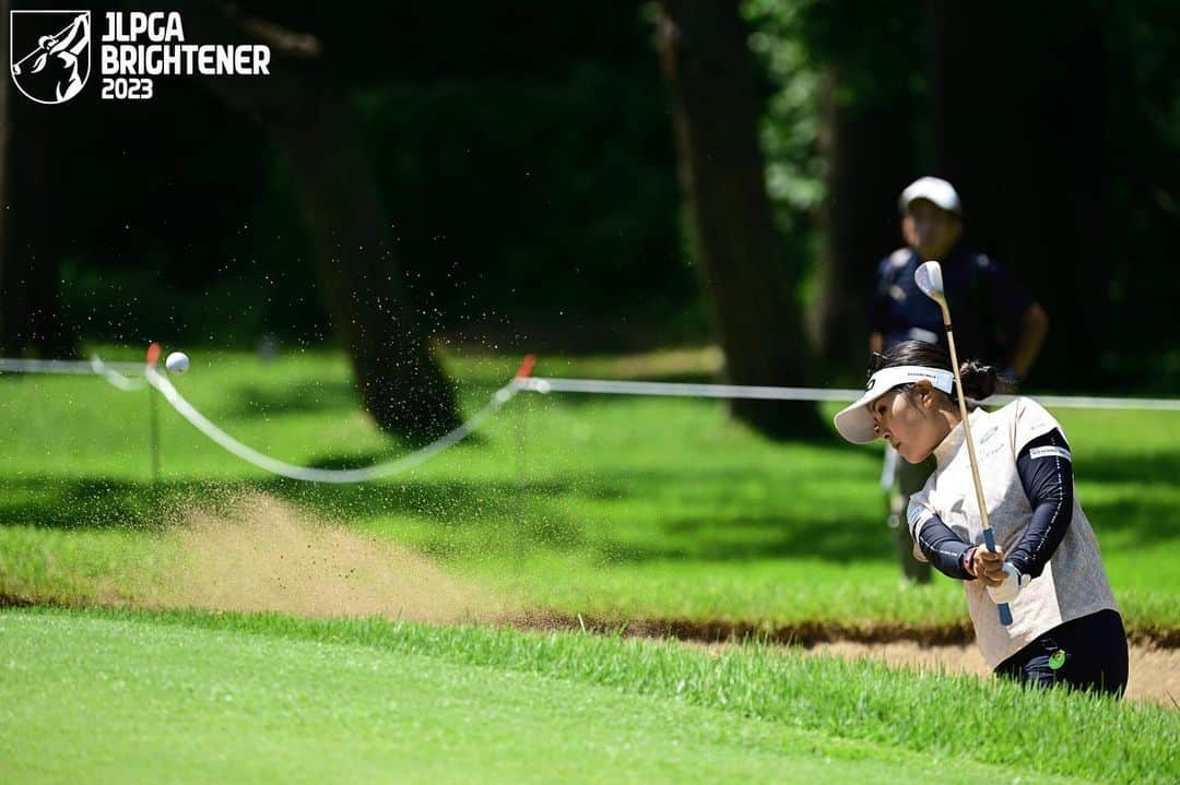 青木瀬令奈さんのインスタグラム写真 - (青木瀬令奈Instagram)「. 応援ありがとうございました！⛳️ #ニチレイレディス  #袖ヶ浦カンツリークラブ新袖コース  . . やっと！ ショットに兆しが見えてきました🥹 パットも狙ったところに 行く回数が増えてきました🥹 . まだまだ本調子までは程遠いですが 無駄な時間はひとつもなく 苦しんでるこの時間は いつかの日の糧になります🔥 . 暑い中たくさんの方が応援に来てくれて 嬉しかったです🔥 . 来週に向けて 明日からまたしっかり組み立てます🏋️🔥 . #jlpga  #jpga  #golf  #ゴルフ　 . #雲外蒼天　 #もっと強くなりたい  #もっとうまくなりたい　 #まだまだやれる」6月18日 18時17分 - serenaaoki_official