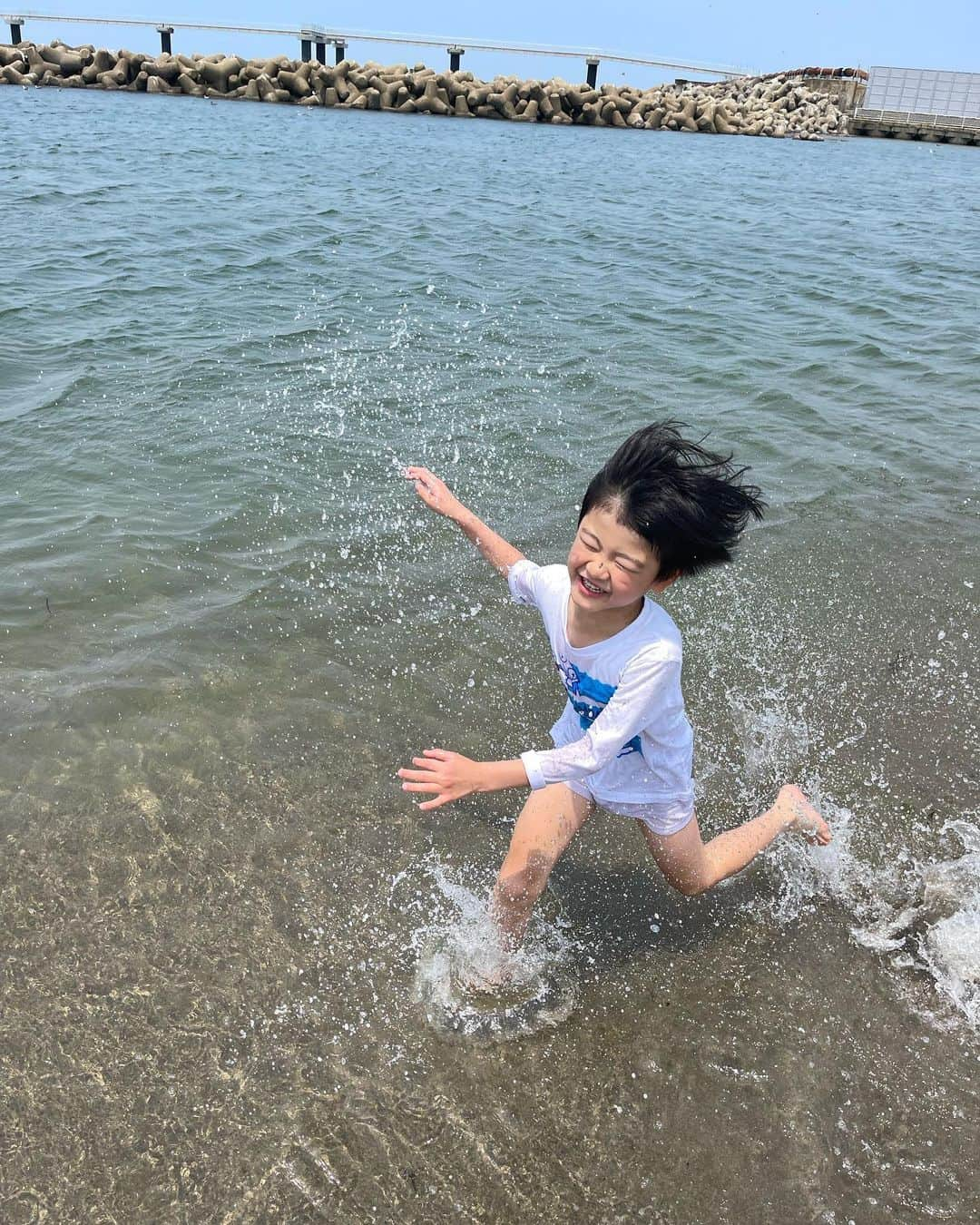 山脇充さんのインスタグラム写真 - (山脇充Instagram)「海でハシャぐ子と海にビビる子🏝️  #海 #6歳児 #1歳児 #2人の子を連れて #過酷 #事前の準備必須 #海準備テクリたい #車の中砂浜状態 #youtube  #やまわきくん家」6月18日 18時17分 - ninninyamayama