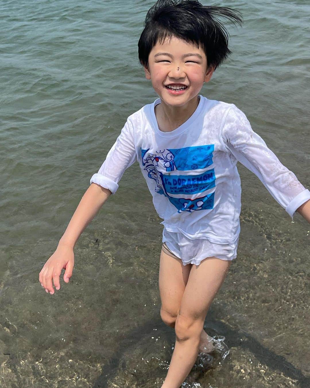 山脇充のインスタグラム：「海でハシャぐ子と海にビビる子🏝️  #海 #6歳児 #1歳児 #2人の子を連れて #過酷 #事前の準備必須 #海準備テクリたい #車の中砂浜状態 #youtube  #やまわきくん家」