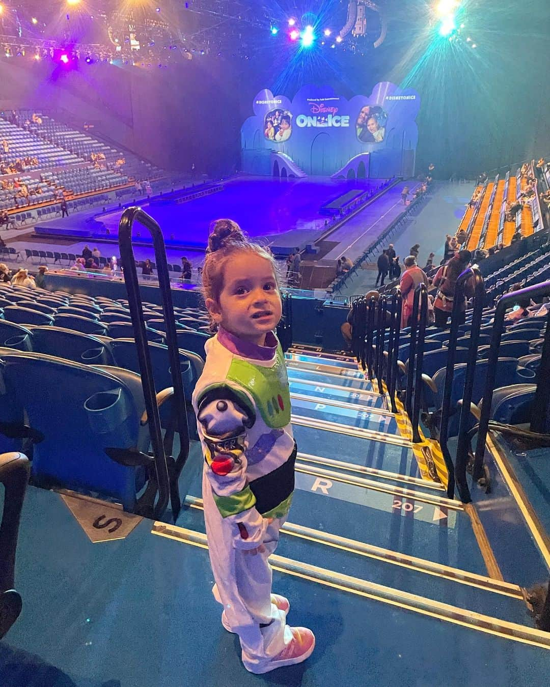 ムスタファ・アミニさんのインスタグラム写真 - (ムスタファ・アミニInstagram)「Disney On Ice with my princess. Don’t know who’s more excited! 😅👨‍👧❤️🫶」6月18日 18時27分 - mustafaamini