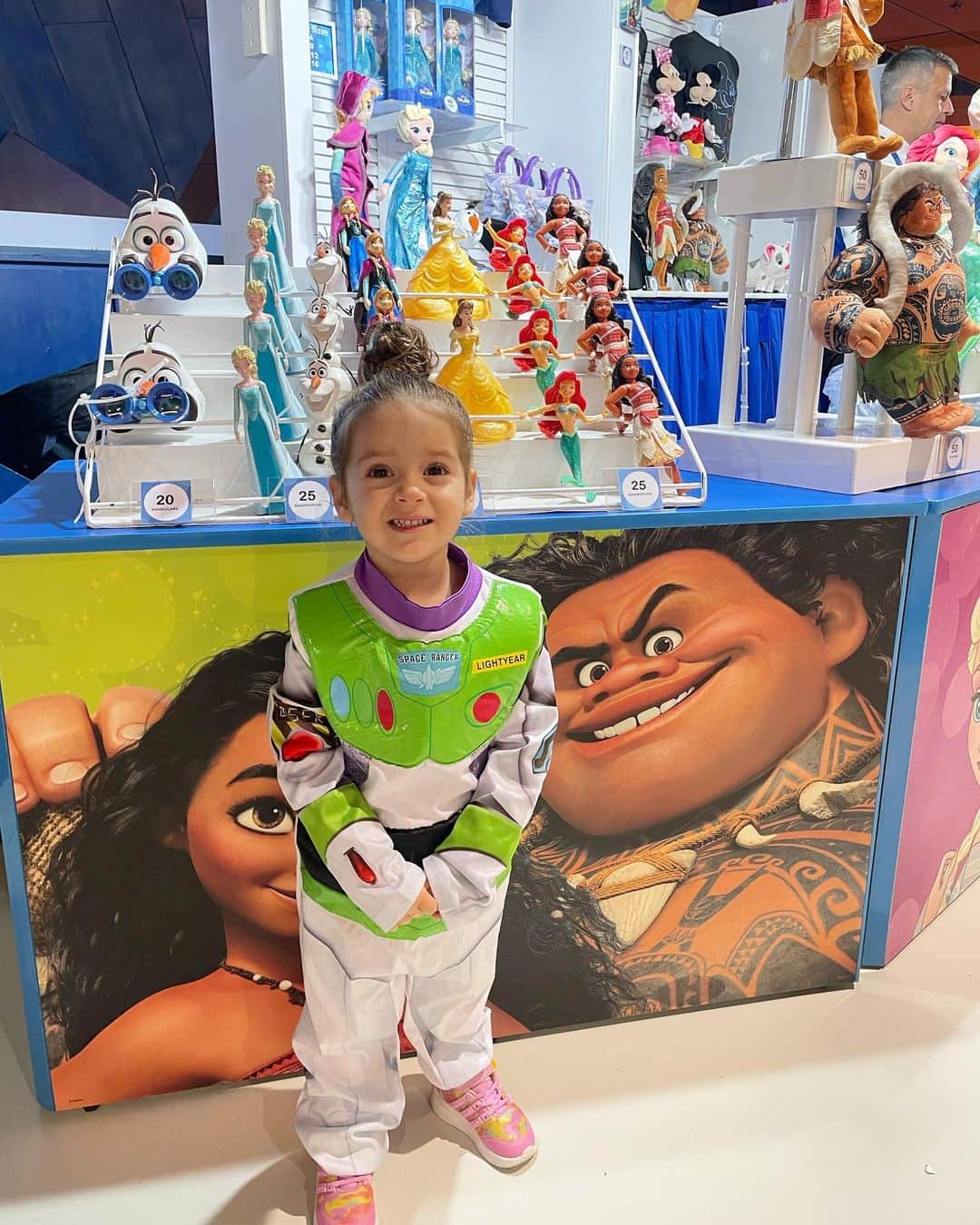 ムスタファ・アミニさんのインスタグラム写真 - (ムスタファ・アミニInstagram)「Disney On Ice with my princess. Don’t know who’s more excited! 😅👨‍👧❤️🫶」6月18日 18時27分 - mustafaamini