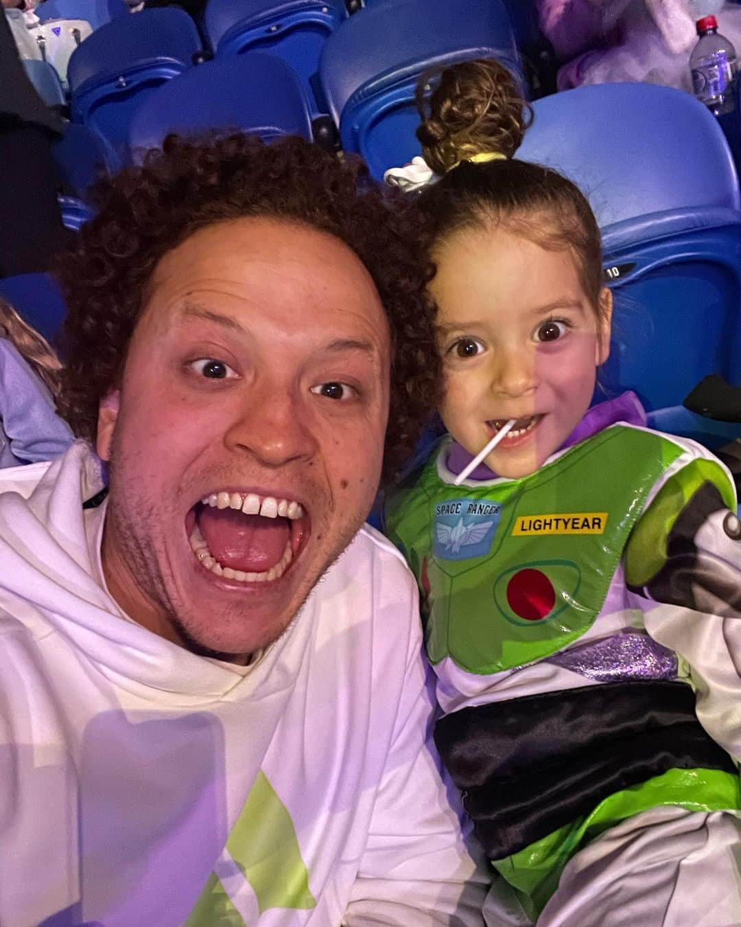 ムスタファ・アミニのインスタグラム：「Disney On Ice with my princess. Don’t know who’s more excited! 😅👨‍👧❤️🫶」