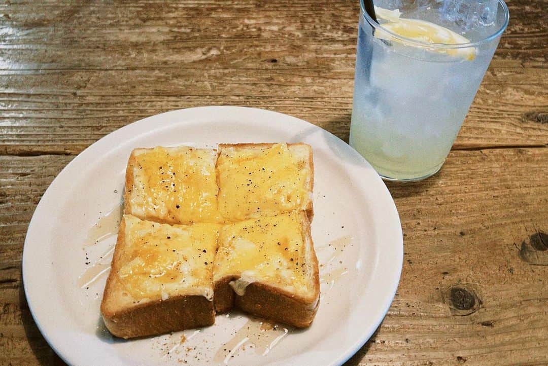 馬場彩華のインスタグラム：「🍞🚃   京都  美味しすぎたチーズトースト（+はちみつ）、レモネード  @clampcoffeesarasa   なんかかわいい電車🪻     #京都 #京都カフェ #京都モーニング #clampcoffeesarasa  #kyoto #morning #filmcamera」