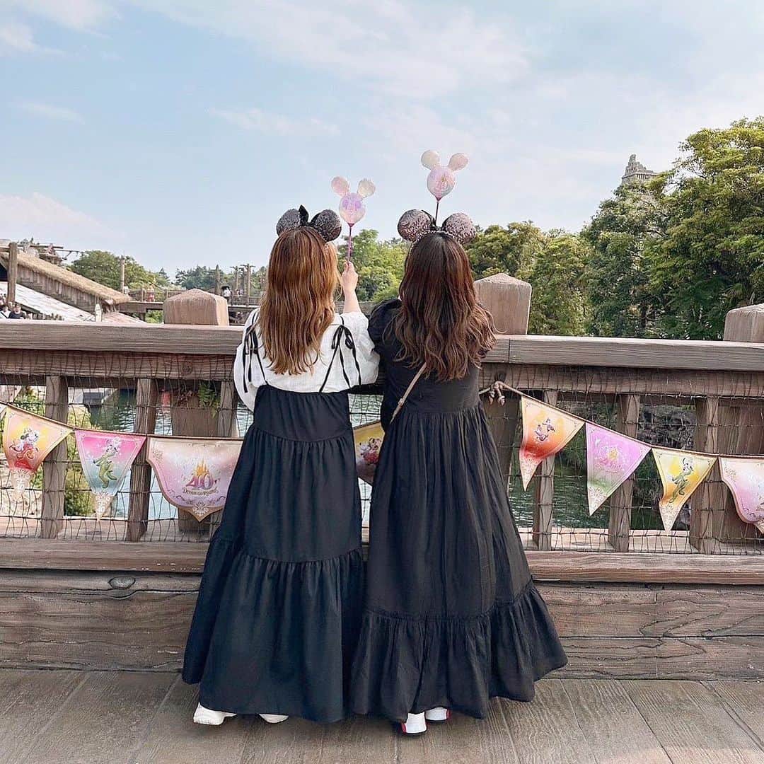 haruのインスタグラム：「ㅤㅤㅤㅤㅤㅤㅤㅤㅤㅤㅤㅤㅤ ㅤㅤㅤㅤㅤㅤㅤㅤㅤㅤㅤㅤㅤ ㅤㅤㅤㅤㅤㅤㅤㅤㅤㅤㅤㅤㅤ 昨日更新予定が寝落ちしてしまった..😭すみません🙇🏻‍♀️  ㅤㅤㅤㅤㅤㅤㅤㅤㅤㅤㅤㅤㅤ Disney Part 1 ☝🏻💕  母になってなかなか2ショット撮れなくなったので まずは貴重な２ショット🤭✨  本当に楽しかったな〜🥹🤍 いつもありがとうでいっぱい！ 母になっても仲良しでいられて 家族ぐるみでも遊べて本当幸せだな🥹💓あふ  またいつかファミリーディズニーいきたいね☺️💗 ちょこりん、べびたんふぁいと🍫♡  #ディズニーシー#ディズニーコーデ #ディズニーシミラー」