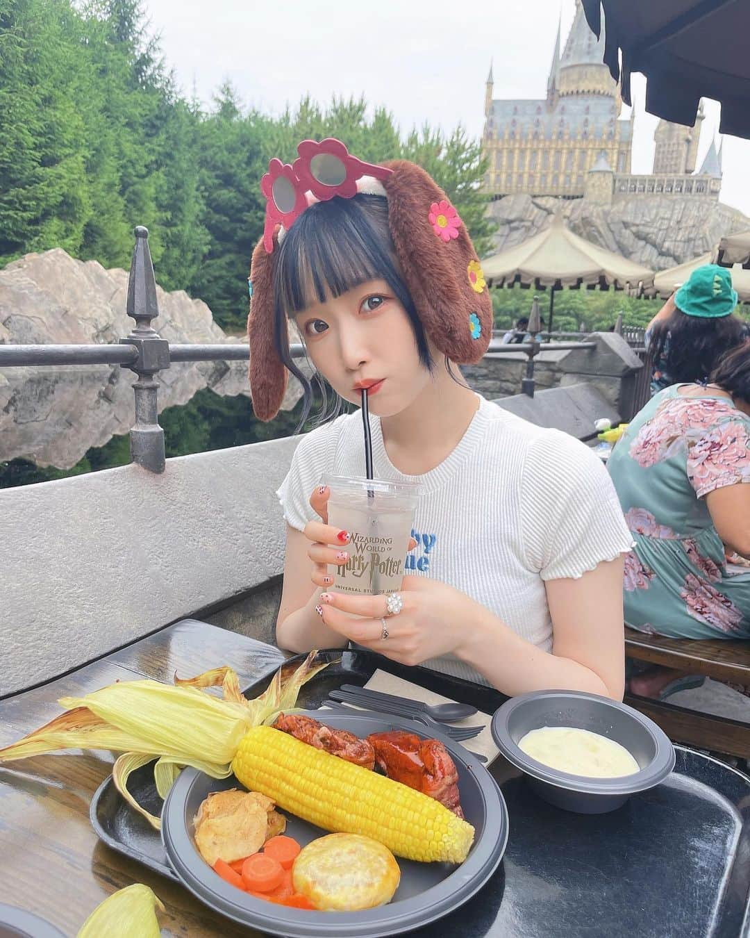 平野友里（ゆり丸）のインスタグラム：「🌽  #ユニバ の #ウィザーディングワールドオブハリーポッター にあるレストラン🍴  #三本の箒 初めて行けたんだけど おいしかったし、外の席が映える のでおすすめ❣️  #ロティサリーチキン のプレートを 食べたんだけど、お肉もとうもろこしも とってもおいしくて満足(^｡^)  ・ ・ ・ ・  #ユニバーサルスタジオジャパン #ユニバフード #ユニバカチューシャ #ユニバーサルスタジオジャパン🌏 #ユニバグルメ #ユニバ🌏 #ユニバ飯 #usj #usjコーデ #usjフード #usjphoto #ハリーポッター #ハリーポッターエリア #ハリーポッターの世界 #大阪 #大阪観光 #大阪旅行 #大阪女子旅 #女子旅 #西丸旅 #ゆり丸トラベル」