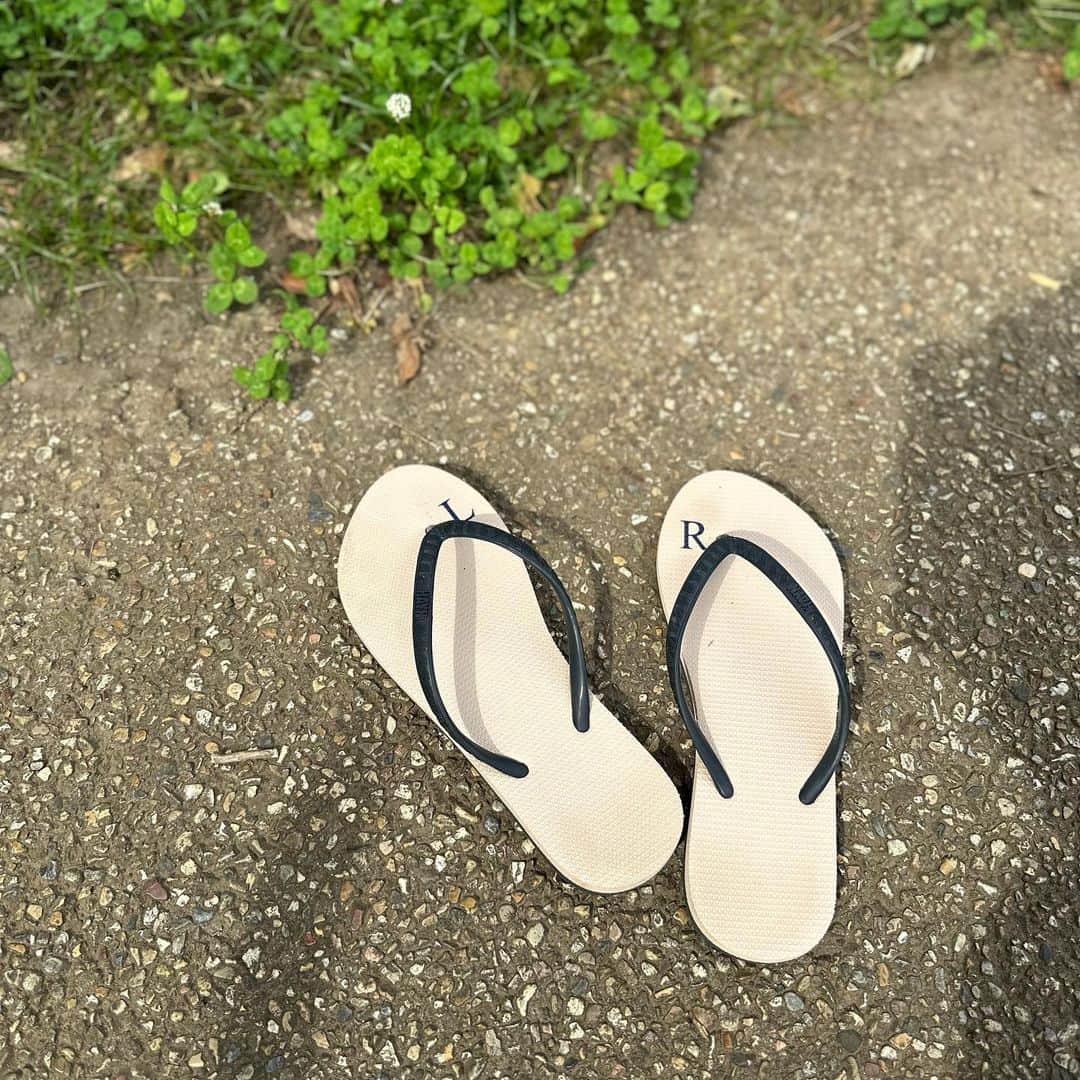 鈴木六夏さんのインスタグラム写真 - (鈴木六夏Instagram)「夏のような休日でしたっ！  お嬢様のリクエストで公園へ。 今日はパピコだけ連れて。　 ながーーーい。滑り台。こんなのが 結構怖くて緊張する自分。年々心配性が増していることを痛感。。😅  もう休日は基本、 ビーサンしか履きません😂 今年のHYAN は　@tamarumaki ちゃんの　@ade_tamarumaki が出している一足！「L、R」さすがのセンス👏🏼👏🏼  @marni マルニマーケットのカゴは @sachi___414 からのギフト！ こんな日に最適✨✨✨  夏の公園に、ハットはもう必需品。 今週発売予定のバッグスリットハットは ポニーテールやお団子をする方には特に便利。またご紹介させてくださいねー♡  さて今夜は新月！ 浄化に最適な夜。今日の新月は 理想や願い事を書き出すととても良いらしい💕💕💕  最後から2枚目。 トランポリンに寝そべるお嬢さん… おーーい、お邪魔だぞーーー😅😅」6月18日 18時23分 - rikuka.62
