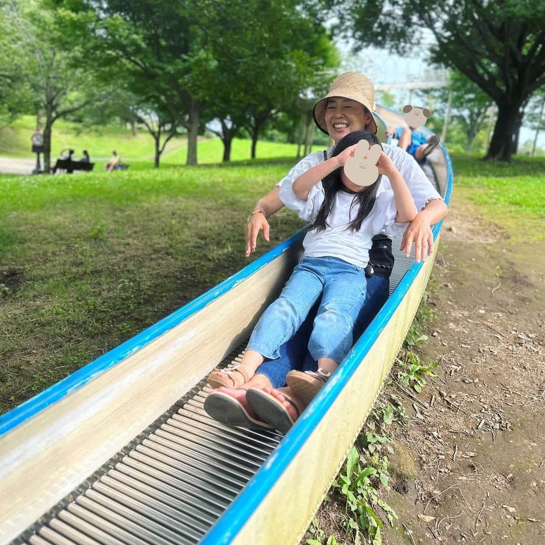 鈴木六夏さんのインスタグラム写真 - (鈴木六夏Instagram)「夏のような休日でしたっ！  お嬢様のリクエストで公園へ。 今日はパピコだけ連れて。　 ながーーーい。滑り台。こんなのが 結構怖くて緊張する自分。年々心配性が増していることを痛感。。😅  もう休日は基本、 ビーサンしか履きません😂 今年のHYAN は　@tamarumaki ちゃんの　@ade_tamarumaki が出している一足！「L、R」さすがのセンス👏🏼👏🏼  @marni マルニマーケットのカゴは @sachi___414 からのギフト！ こんな日に最適✨✨✨  夏の公園に、ハットはもう必需品。 今週発売予定のバッグスリットハットは ポニーテールやお団子をする方には特に便利。またご紹介させてくださいねー♡  さて今夜は新月！ 浄化に最適な夜。今日の新月は 理想や願い事を書き出すととても良いらしい💕💕💕  最後から2枚目。 トランポリンに寝そべるお嬢さん… おーーい、お邪魔だぞーーー😅😅」6月18日 18時23分 - rikuka.62