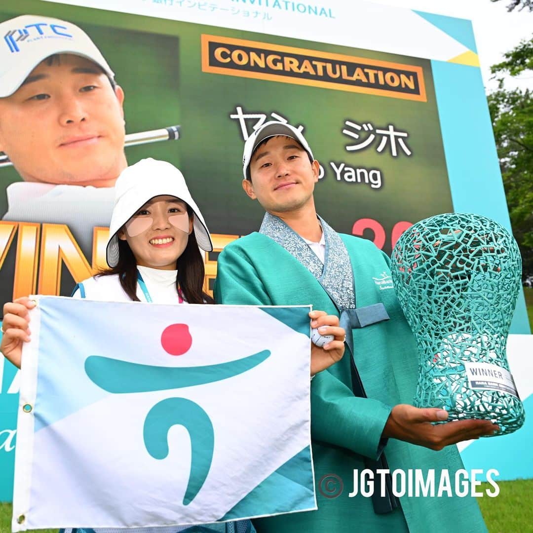  JGTO 男子プロゴルフツアーさんのインスタグラム写真 - ( JGTO 男子プロゴルフツアーInstagram)「#jihoyang ヤンジホが#中島啓太 との激戦を制して日韓共同主管トーナメントを優勝しました🎊 翌年から2年間の日本ツアーの資格も獲得し、『これからは韓国ツアーに専念しつつも子供の頃からの夢の舞台でもあった日本ツアーに挑戦していきたいです！』と、喜びを語りました。おめでとう御座います🥳🥳🥳 #ハナ銀行インビテーショナル」6月18日 18時26分 - japangolftour