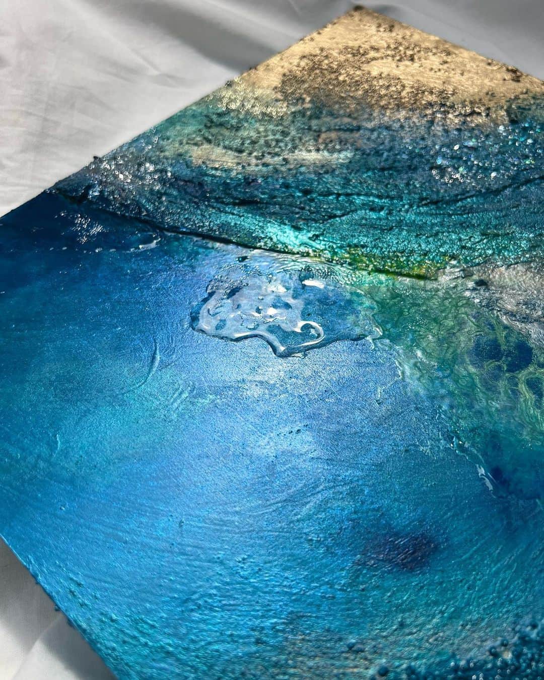 のインスタグラム：「order art🌊✨  海と宇宙をイメージした作品です♡ 初任給でご両親へのプレゼントとしてオーダーいただきました🥺💓  ありがとうございます☺️☺️  #maaa_art #beach #アクリル画  #マーブリング #抽象画#絵画#アクリル#サーフィン #南国」