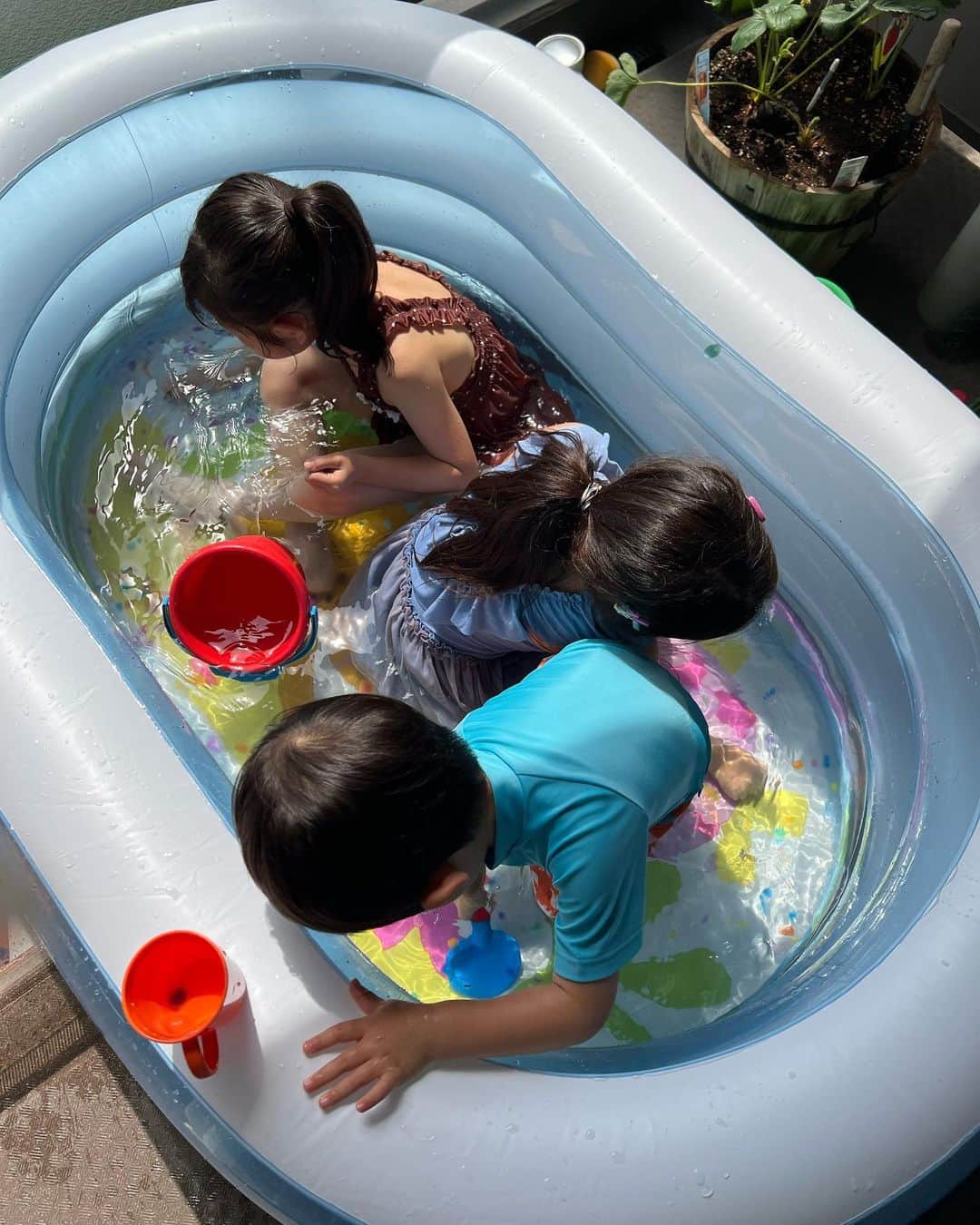 池辺愛さんのインスタグラム写真 - (池辺愛Instagram)「今日はもはや真夏🌞🌴  皆さま体調大丈夫ですか？  ㊗️ベランダプールオープン👙  子ども達はぷよぷよボール探し！  水が得意でない我が子達は、プールでめっちゃはしゃぎながらも、顔には決して水がかからないように必死でガードしていました😅  #ベランダプール　#プールびらき」6月18日 18時31分 - aiikebe
