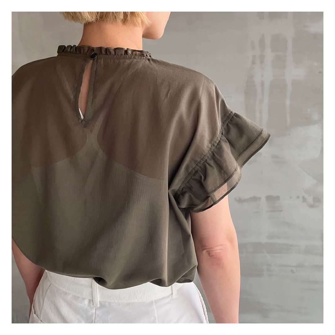 エリオポールのインスタグラム：「2023 Summer Collection  Blouse  20.900yen / HÉLIOPÔLE   Ref: 13003084037HN Color: Khaki. Black Siz: 38  店舗にてお電話による通販対応も承っております。  HELIOPOLE代官山店  03 3770 6438  HELIOPOLE 札幌店  011 209 5455  HELIOPOLE 広島店  082 542 7033  ※広島店では現在対応しておりません。  @heliopole_official #HELIOPOLE  #エリオポール」