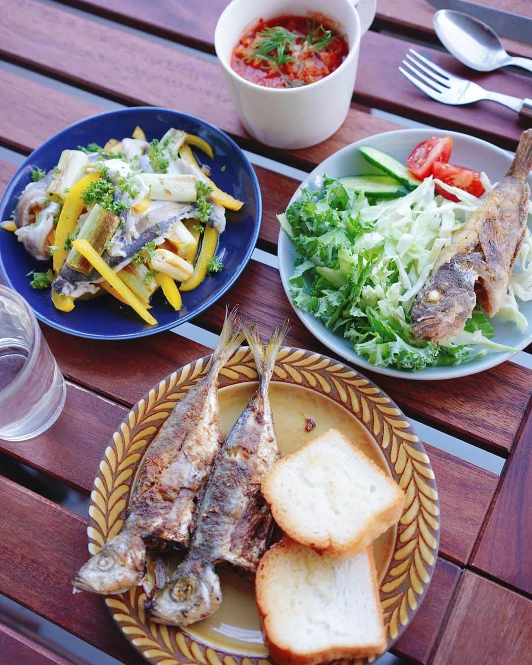 茉莉のインスタグラム：「💚🌿🐟 (スワイプしてね🥖) . . 釣ったお魚たちを、 今度は洋風にアレンジしてみたよ〜😌✨ 天気が良かったので🏠テラスでランチ♬ . . ✳︎アジのスパイスオーブン焼き ✳︎カサゴの唐揚げ ✳︎アジと白ネギのパプリカマリネ ✳︎アジのフィッシュボールのトマト煮 . . バンライフ🚙じゃないから、 お家で自由に料理できるのが嬉しくて…🤣笑 ついつい、張り切って作っちゃいました🤤❣️ . . . #お家ご飯#おうちカフェ#アジ料理#カサゴの唐揚げ#お魚レシピ #アジのマリネ#グリル焼き#フィッシュボール#自炊女子 #釣り初心者#釣りガール #海釣り#釣り女子#バンライフ#料理勉強中」