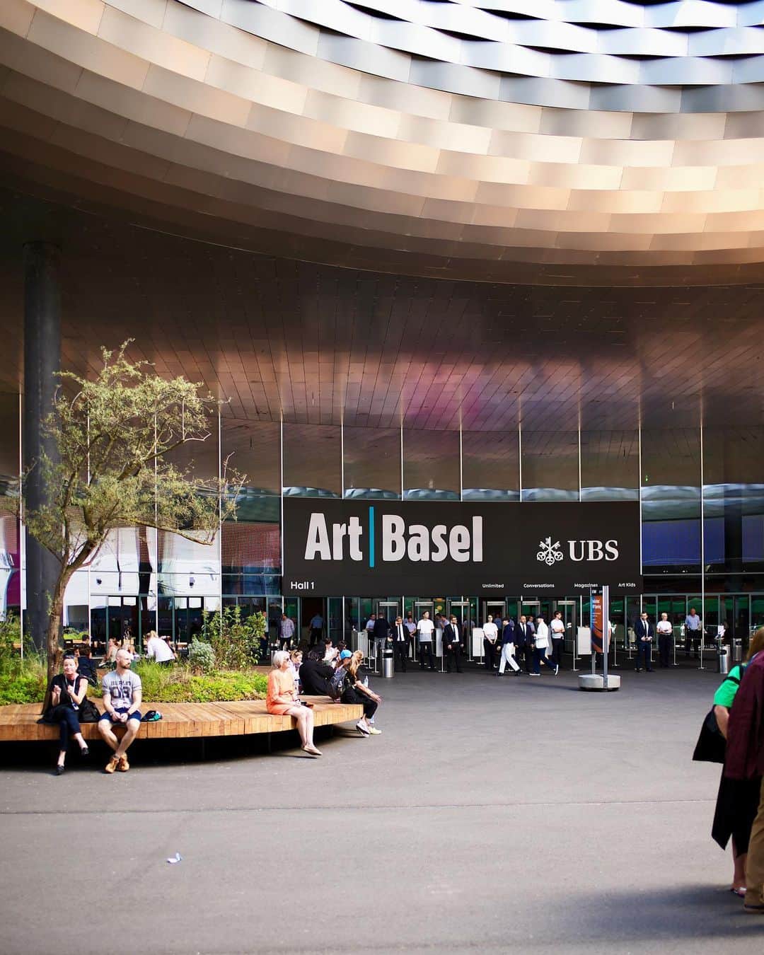 吉田拓巳のインスタグラム：「お目当てのArt Basel。  @artbasel   #ArtBasel」
