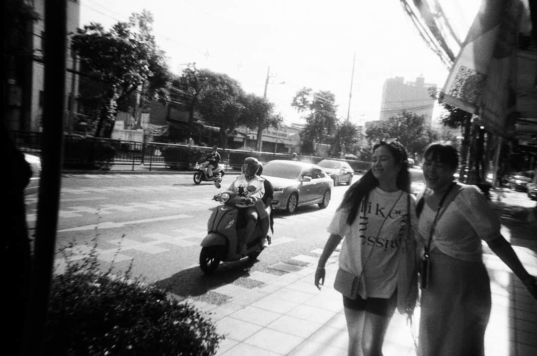 ウー・インジエさんのインスタグラム写真 - (ウー・インジエInstagram)「泰國買了一台底片相機 隨意拍了一些 充滿復古的氣息 喜歡喜歡🫠🩷 #黑白底片  #thailandtravel」6月18日 18時38分 - gemma_811