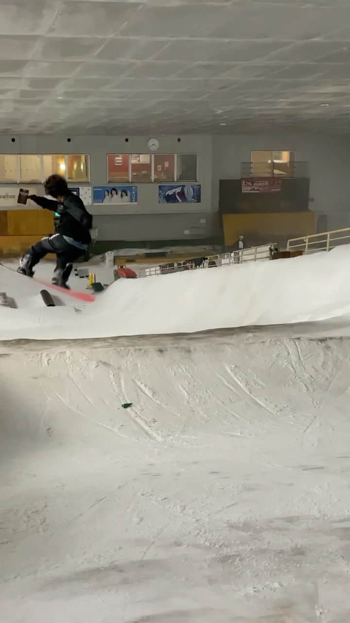 のインスタグラム：「どうしようもなく暑い日はこんな場所でスノーボードはどうですか？ #Burton #Snowboarding」