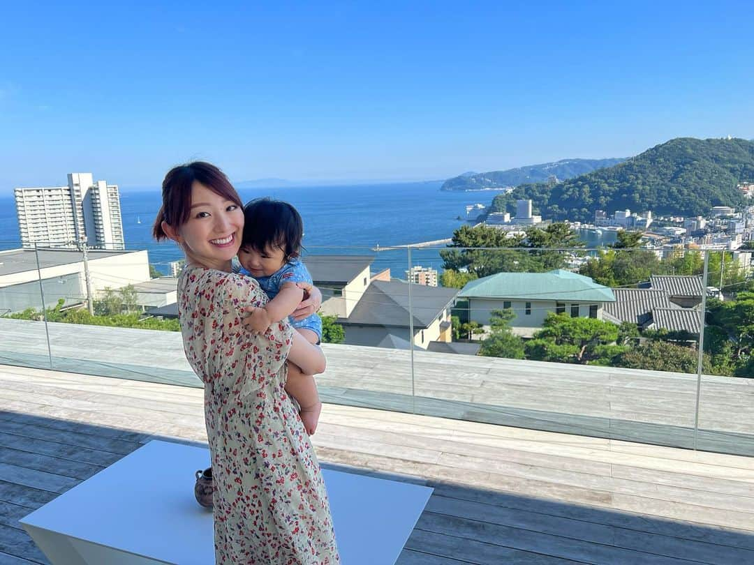 尻無浜冴美さんのインスタグラム写真 - (尻無浜冴美Instagram)「8くんと初旅行in熱海♨️ 初めての子連れという事で和室にしたよ ハイハイしまくれるし、和室だとベッドから落っこちることもなくて安心😙 お義父さんお義母さんとみんなで来れてよかった♪  #熱海旅行  #生後7ヶ月  #生後7ヶ月男の子  #新米ママ  #子連れ旅行  #温泉旅行  #義父母  #オーシャンビュー」6月18日 18時39分 - saemi_shinahama