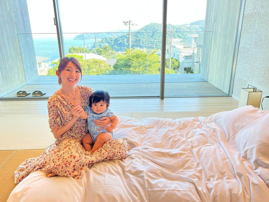 尻無浜冴美さんのインスタグラム写真 - (尻無浜冴美Instagram)「8くんと初旅行in熱海♨️ 初めての子連れという事で和室にしたよ ハイハイしまくれるし、和室だとベッドから落っこちることもなくて安心😙 お義父さんお義母さんとみんなで来れてよかった♪  #熱海旅行  #生後7ヶ月  #生後7ヶ月男の子  #新米ママ  #子連れ旅行  #温泉旅行  #義父母  #オーシャンビュー」6月18日 18時39分 - saemi_shinahama