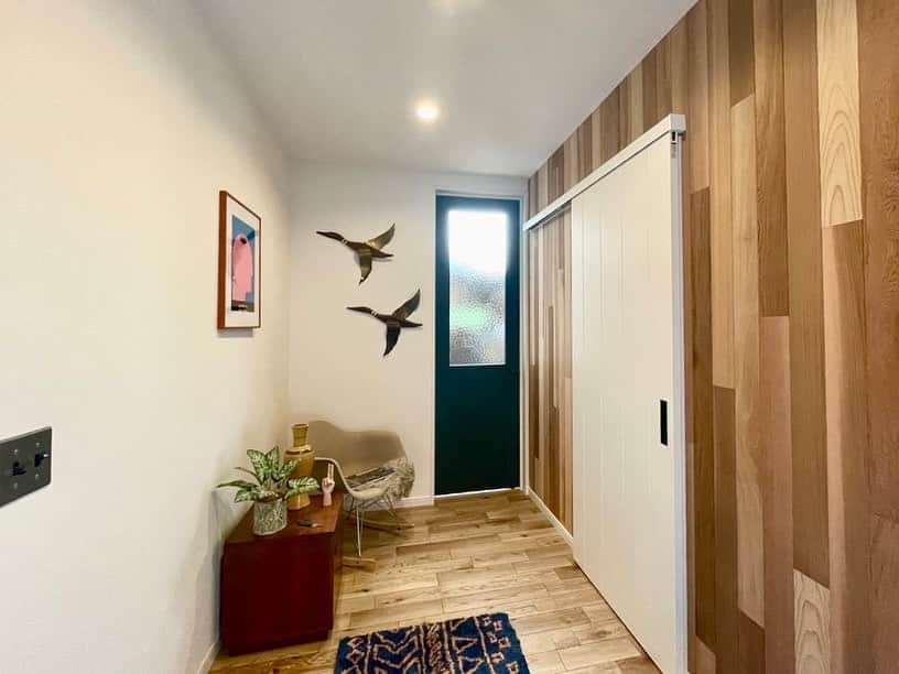 西本ハウスのインスタグラム：「＼新モデルハウスOPEN!!🏡／ フリークスストアとつくる “つながるを楽しむ家”ZERO-CUBE FREAK'S  人気アパレルブランド 『FREAK'S STORE（フリークスストア）』との コラボハウスが完成！  グランドオープンに先駆けて、 ひと足先に完全予約制で ゆっくりと暮らしを体感できる♪ プレオープンの見学会を開催しています！  ＿＿＿＿＿＿＿＿＿＿＿＿  日程：6月17日(土)～25日(日) 時間：10:00～17:00 会場：安佐南区山本新町４丁目 [春日野] 前日17時までのネット予約で Amazonカード500円分プレゼント （※ご新規様限定です）  詳細はプロフィール画面のURLよりHPをご覧下さい @nishimoto_house   𓐄 𓐄 𓐄 𓐄 𓐄 𓐄 𓐄 𓐄 𓐄 𓐄 𓐄 𓐄 𓐄 𓐄 𓐄 𓐄 𓐄 𓐄  広島の工務店/西本ハウス 1000万円台で叶えるデザイン住宅  住まい写真を集めたwebカタログを LINEから無料ダウンロードできます ▼ハイライト[カタログDL]を𝑪𝒉𝒆𝒄𝒌 @nishimoto_house  ． 福山・倉敷で注文住宅をお考えの方はこちら @__naturalhouse__  名古屋で注文住宅をお考えの方はこちら @nagoya_naturalhouse  #フリークスストア  #ゼロキューブフリークス #ゼロキューブ  #ゼロキューブモデルハウス #広島モデルハウス  #広島見学会 #家づくりアイデア #間取り #広島家づくり #広島工務店  #デザイン住宅 #注文住宅 #西本ハウス #広島新築」