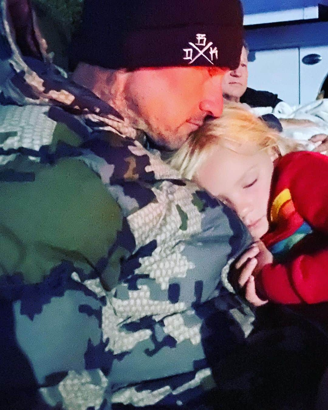 P!nk（ピンク）さんのインスタグラム写真 - (P!nk（ピンク）Instagram)「Happy Fathers Day @hartluck. These kids are so lucky to have a Papa that loves them and sees them and goes out of his way to make them feel important. Fishing, camping, skating, cuddles, scrambled eggs and manicures. You’re up for all of it. ♥️❤️♥️」6月18日 18時41分 - pink