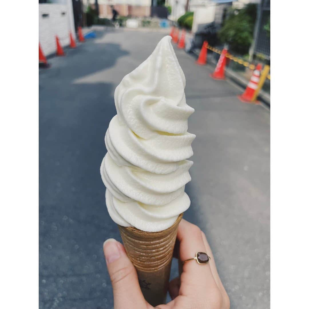 野尻美穂のインスタグラム：「コーンが楕円なのオシャレすぎるしnisseiだったさすが🍦  #ソフトクリーム #🍦#nissei」