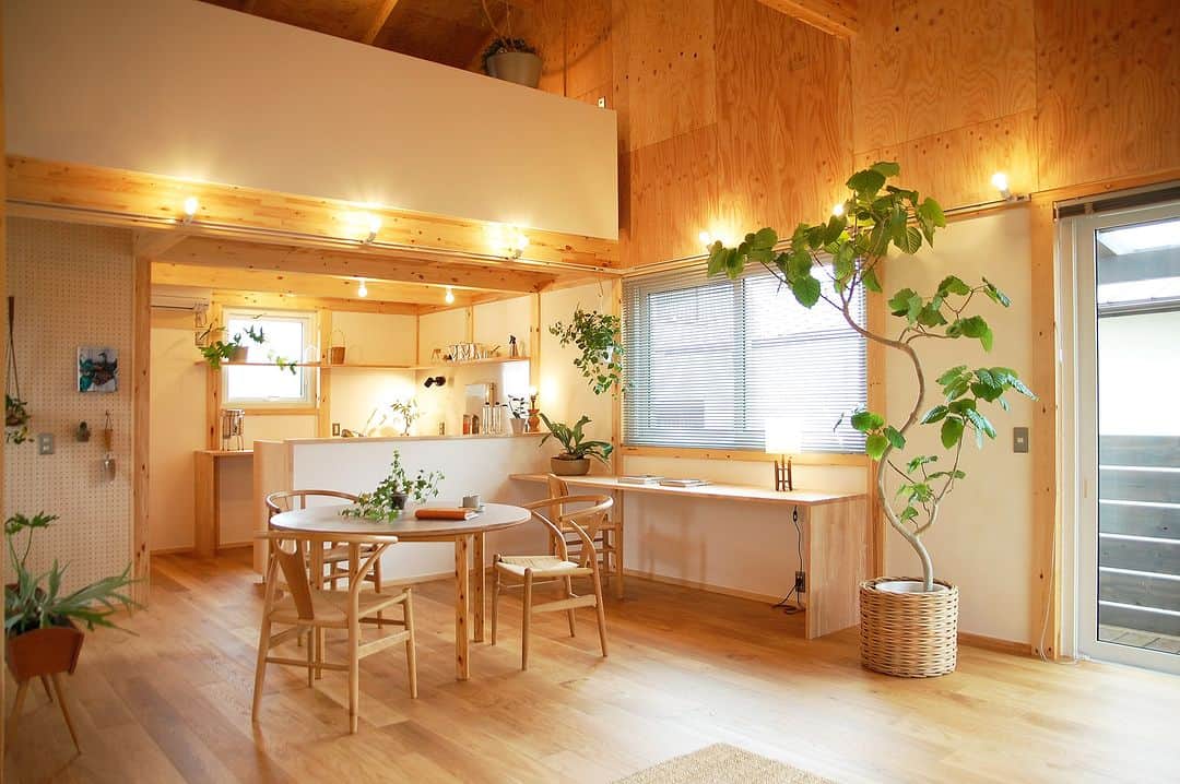 田中工務店／大阪／木の家のインスタグラム：「. 何回お邪魔しても大好きな家  壁には息子さんが書いた絵が沢山で、 植物もたくさん増えて、 楽しい暮らしが本当に伝わってきて、 遊びに行った側も楽しくなってしまう  #tanakakomuten_living #tanakakomuten_dining #tanakakomuten_kitchen   すべての人に、豊かな人生を。 @tanaka.komuten は、大切な人との豊かな時間という価値を、設計士とつくる木の家づくりを通してお客様にお届けしたい、大阪北摂・吹田市にある工務店です。ぜひフォローください🤲🏻✨  誰も教えてくれない『住まいのレシピ』をメルマガ📮で好評発信中。詳細は @sumai.no.recipe をご覧ください。  #工務店がつくる家 #家づくり記録 #家づくりアイデア #暮らしの記録 #田舎暮らし #木の家 #家づくり記録 #家づくりアイデア #暮らしの記録 #田舎暮らし #育児日記 #北摂ママ #ベビスタグラム #部屋作り #おうちづくり #注文住宅 #大阪注文住宅 #新築 #マイホーム #マイホーム #インドアグリーン #グリーンのある暮らし #観葉植物のある暮らし #植物のある暮らし  @hokusetsu_camp 絶賛応援中 北摂でキャンプをしよう🏕✨」