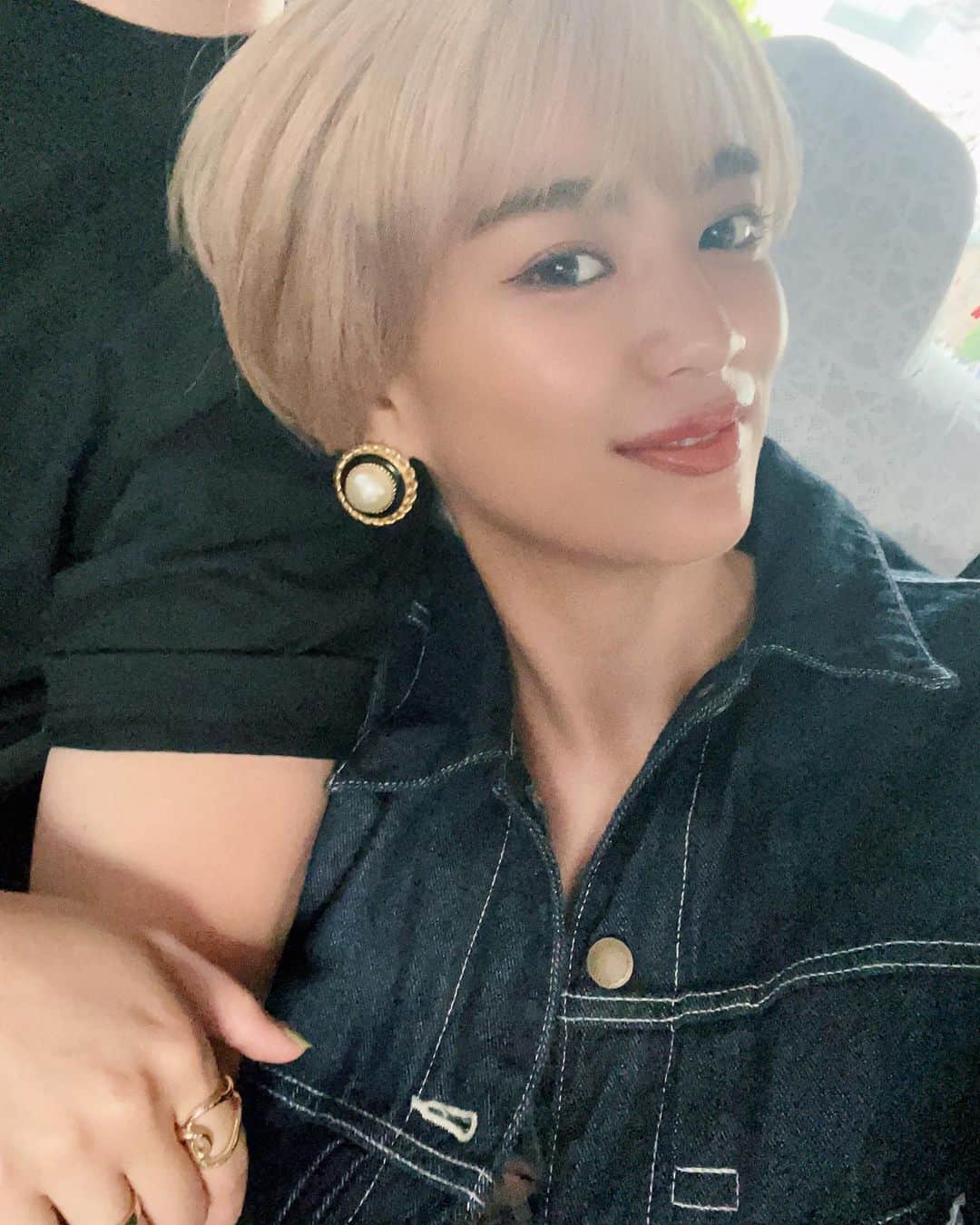 平アスカのインスタグラム：「結婚半年記念日💍2023.06.18 時を重ねるたびに旦那さんと結婚して本当によかったなあとかんじます。 カラオケでは旦那さん昭和ロックわたしは平成・令和のアイドルとか歌う世代がちょっとちがうけどそういうとこにもある意味新鮮さ感じれて楽しいです笑 歳は離れているけど大切にしていることはきっと共通していて、いろんな縁で家族になることができてよかったよおおお いつもありがとう いまサプライズでくれたお花🌻🫶🏽 #結婚半年記念日 #20230618」