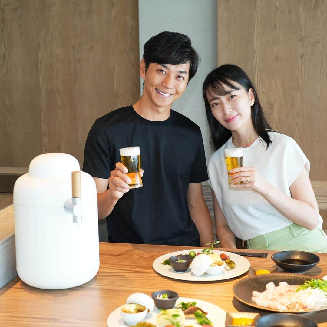 岩間恵のインスタグラム：「今日は父の日ですね🥰  我が家はキリンのホームタップを使って乾杯しました〜🍻 真也にいつもありがとうの気持ちを込めて🫶 (※まだお父さんではないですが😂)  生ビールが大好きな私にとって、自宅でこのクオリティのビールが飲めるのが最高すぎる🥰🍺  デザインも自宅のインテリアに溶け込んでくれるし美味しいビールが飲めるし、夫婦の晩酌も楽しくなりました🥳♡  #PR #父の日 #ビールサーバーがある夏 #ホームビアガーデン #キリンホームタップ #夢の1ヶ月お試しプラン」