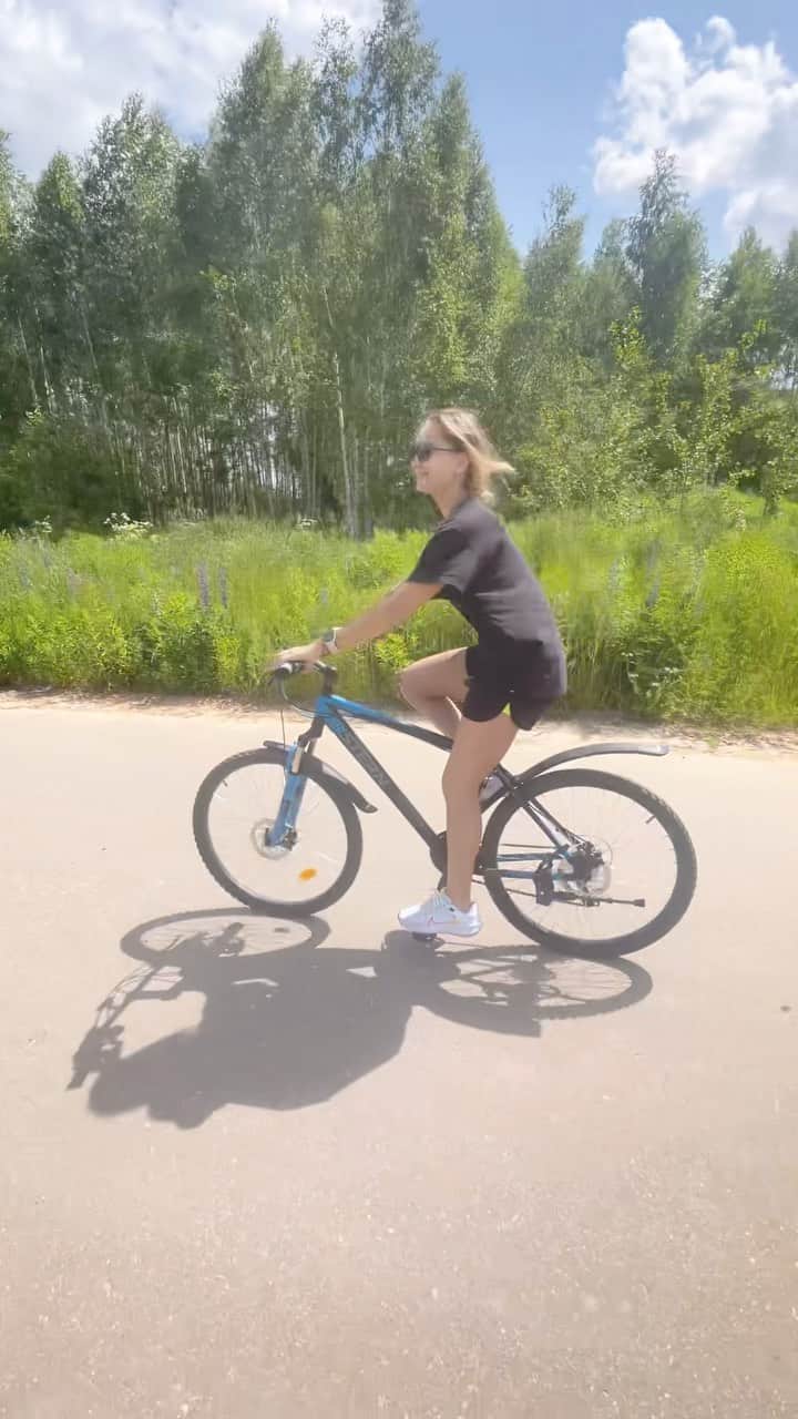 アベリナ姉妹のインスタグラム：「Выходной🚴‍♀️🥰」
