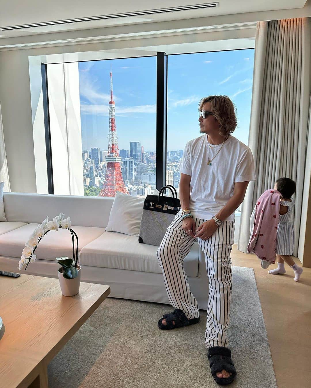 黒木啓司のインスタグラム：「#fathersday 😆  来年は子供三人だ  来年のfather'sdayまでに 更に自分をレベルアップ⤴️  素敵な未来をイメージして⤴️👍 #happyfather'sday #父の日  #toranomonedition  #サプライズ #育児日記　#PAPALIFE #子育て #子育て日記  #記念  #エルメス  #hermes @hermes  #minijypsiere」