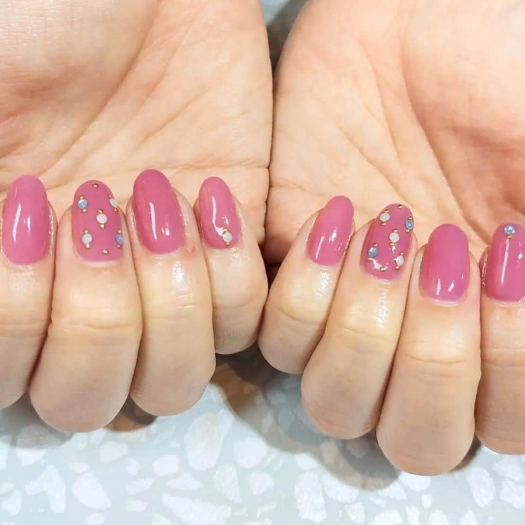 のインスタグラム：「ℝ𝕠𝕤𝕖 ℙ𝕚𝕟𝕜 × 𝕊𝕥𝕠𝕟𝕖 💎🩷 nails by  @erikonail_yuka  #ローズピンクネイル  #ピンクネイル #ストーンネイル #宝石ネイル  #rosepinknails  #pinknails  #stonenails  #jewelrynails   #erikonail #nails #naildesign #nailstagram #nailart #エリコネイル #ネイル #ネイルデザイン  #erikonail #表参道ネイルサロン #erikonail佐藤由佳」