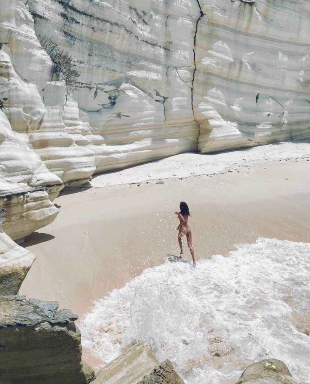 エリーローズのインスタグラム：「Working hard everyday fantasizing about my long summer vaca… this will be me in a few weeks. 夏のロンバケを妄想しながら明日もがんばろっ🐚」