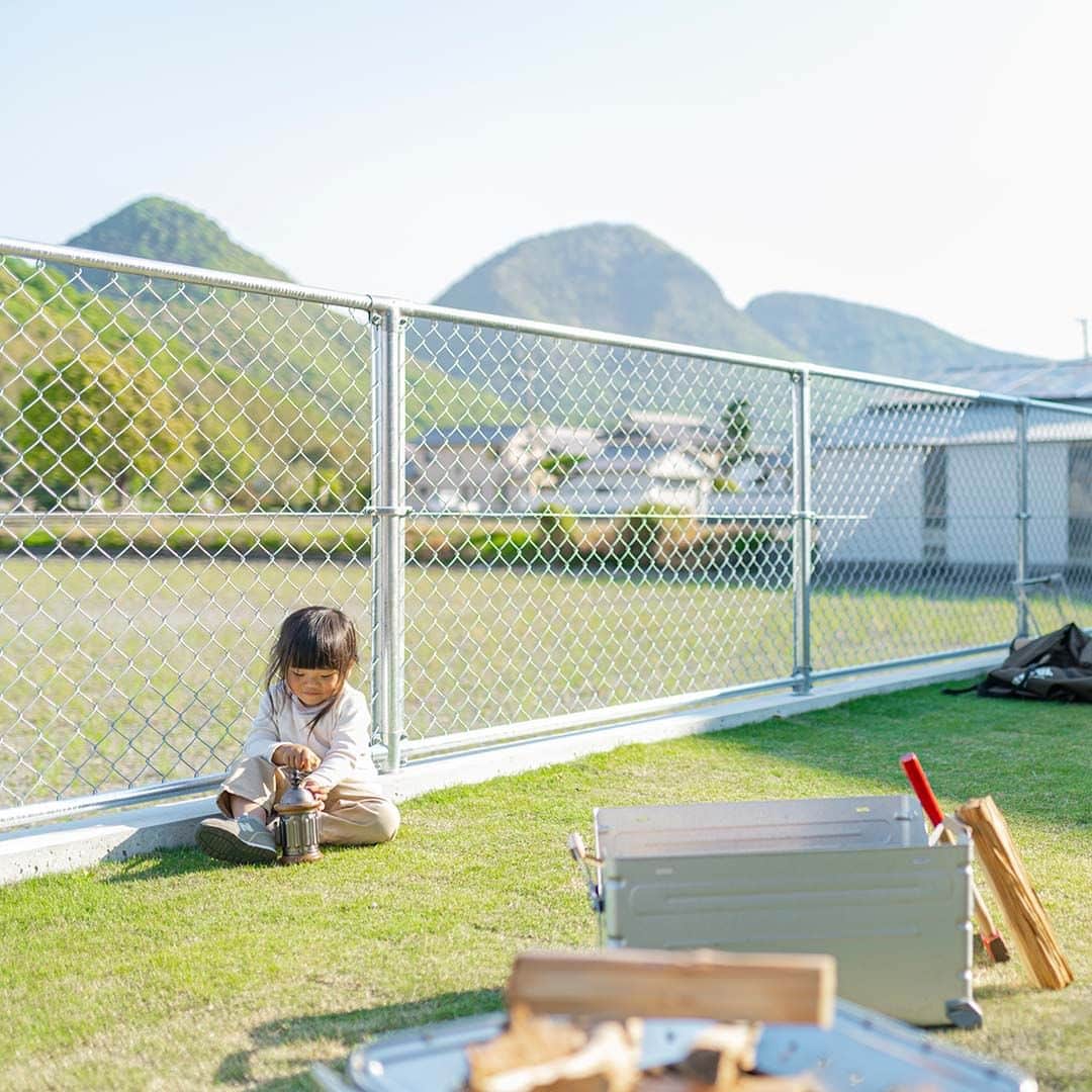 コラボハウス一級建築士事務所さんのインスタグラム写真 - (コラボハウス一級建築士事務所Instagram)「広い庭＋芝生＋パイプフェンス 庭を見渡せる吹抜けリビングは アウトドア好きのご家族にぴったり。 ---------------------------------------------------- コラボハウスは 設計士と直接話して家づくりをする設計士事務所です。 「住みやすく使いやすい、ちょっとカッコいい家」を コンセプトに家づくりのお手伝いをしています。 土地探し、間取りづくり、デザイン、家具選び 資金計画、工事、メンテナンスまで設計士に全部お任せ。 DMやHPからお気軽にお問い合わせください。 ------------------------------------------------------ #外観デザイン #ファサード #ガルバリウム外壁 #吹抜けリビング #和室 #アメリカンフェンス #パイプフェンス #庭キャンプ #庭のある暮らし #無垢床 #アウトドア #快適な暮らし #玄関インテリア #キッチン収納 #造作洗面台 #子どもと暮らす #自分らしい暮らし #デザイナーズ住宅 #注文住宅新築 #設計士と直接話せる #設計士とつくる家 #コラボハウス #インテリア #愛媛 #香川 #岡山 #大阪 #徳島 #秋田 #マイホーム」6月18日 19時00分 - collabo_house
