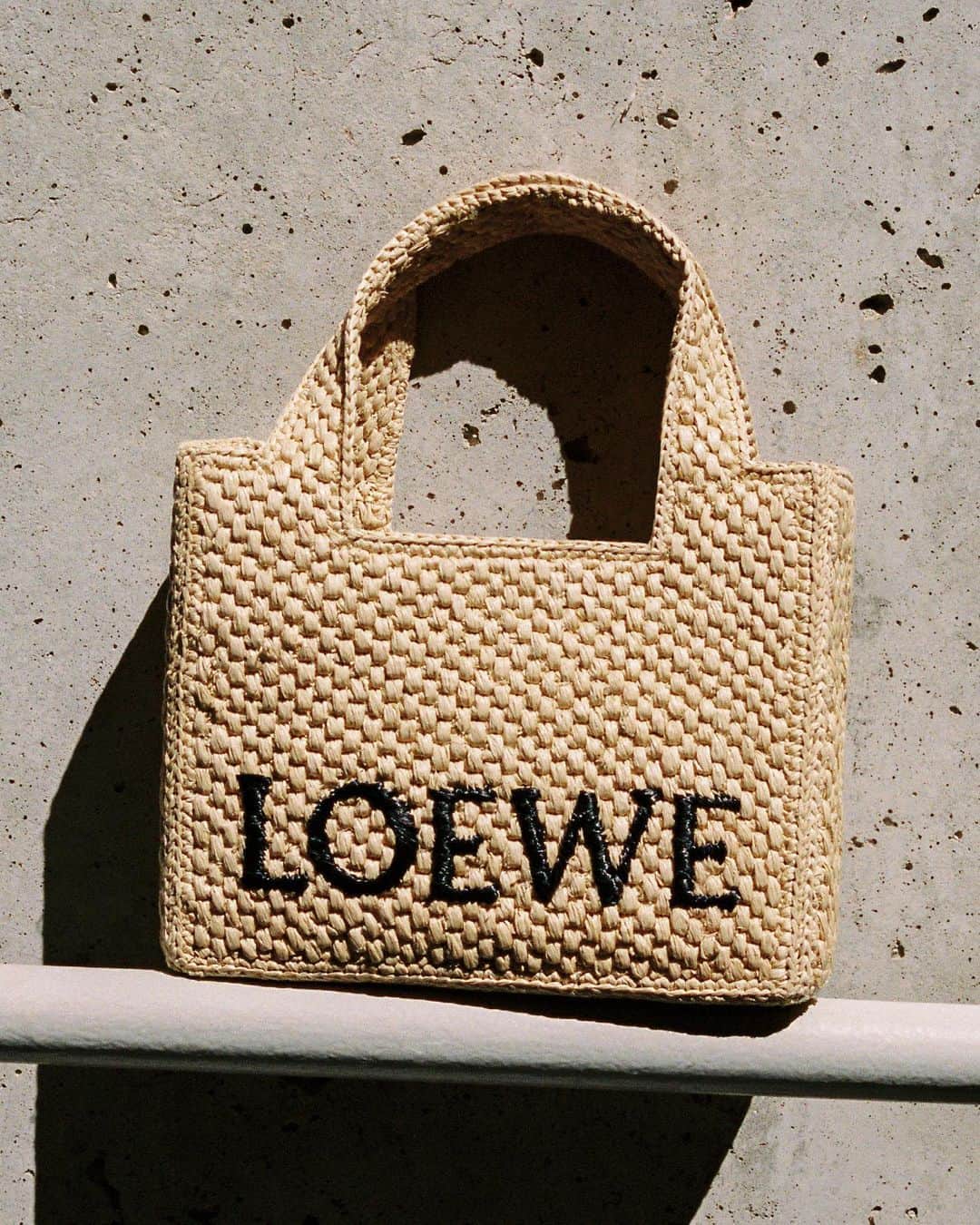 Loeweさんのインスタグラム写真 - (LoeweInstagram)「Mini LOEWE Font Tote.  Size available exclusively on loewe.com  #LOEWE」6月18日 19時00分 - loewe